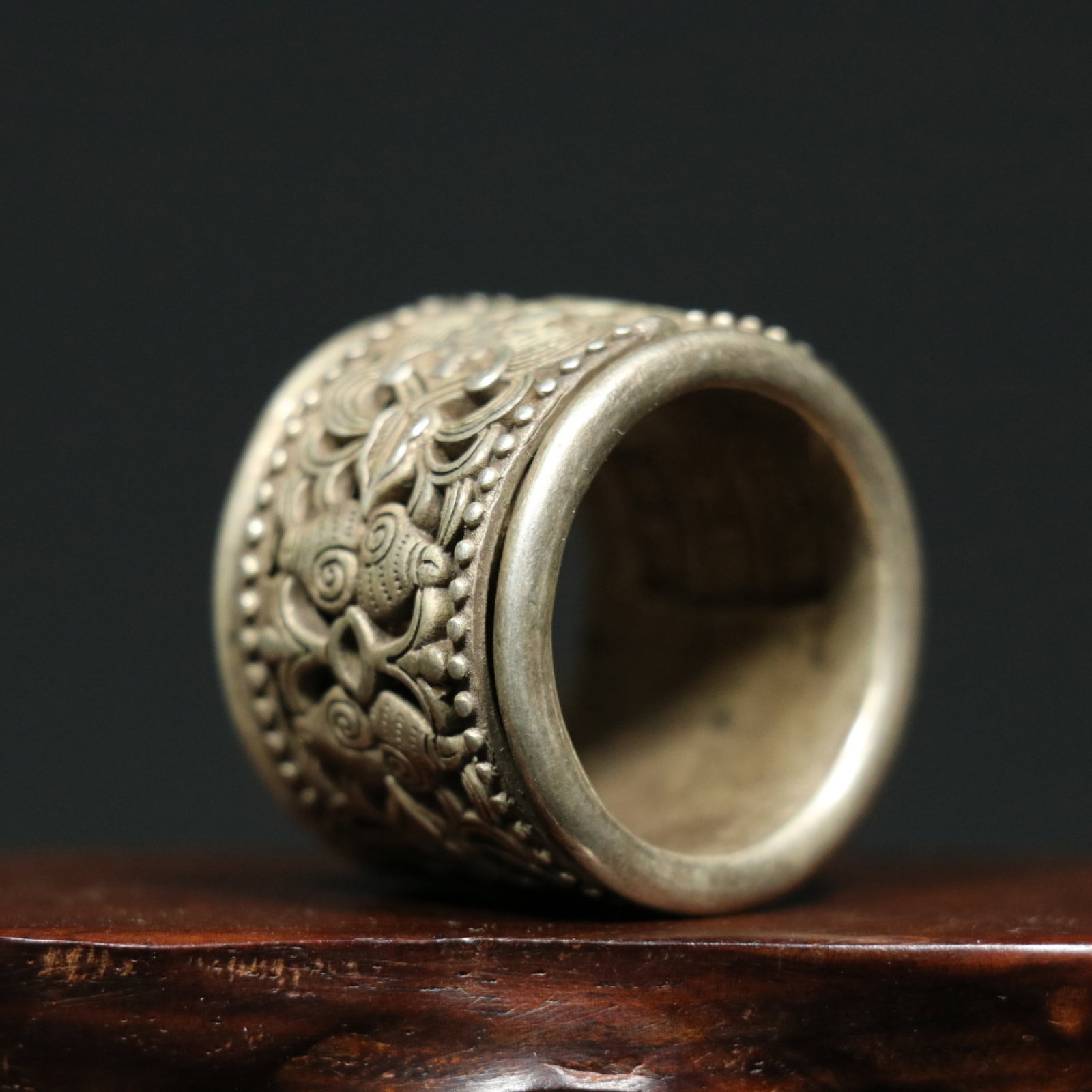 An Exquisite Silver Bats and Peach Pattern Thumb Ring - 4