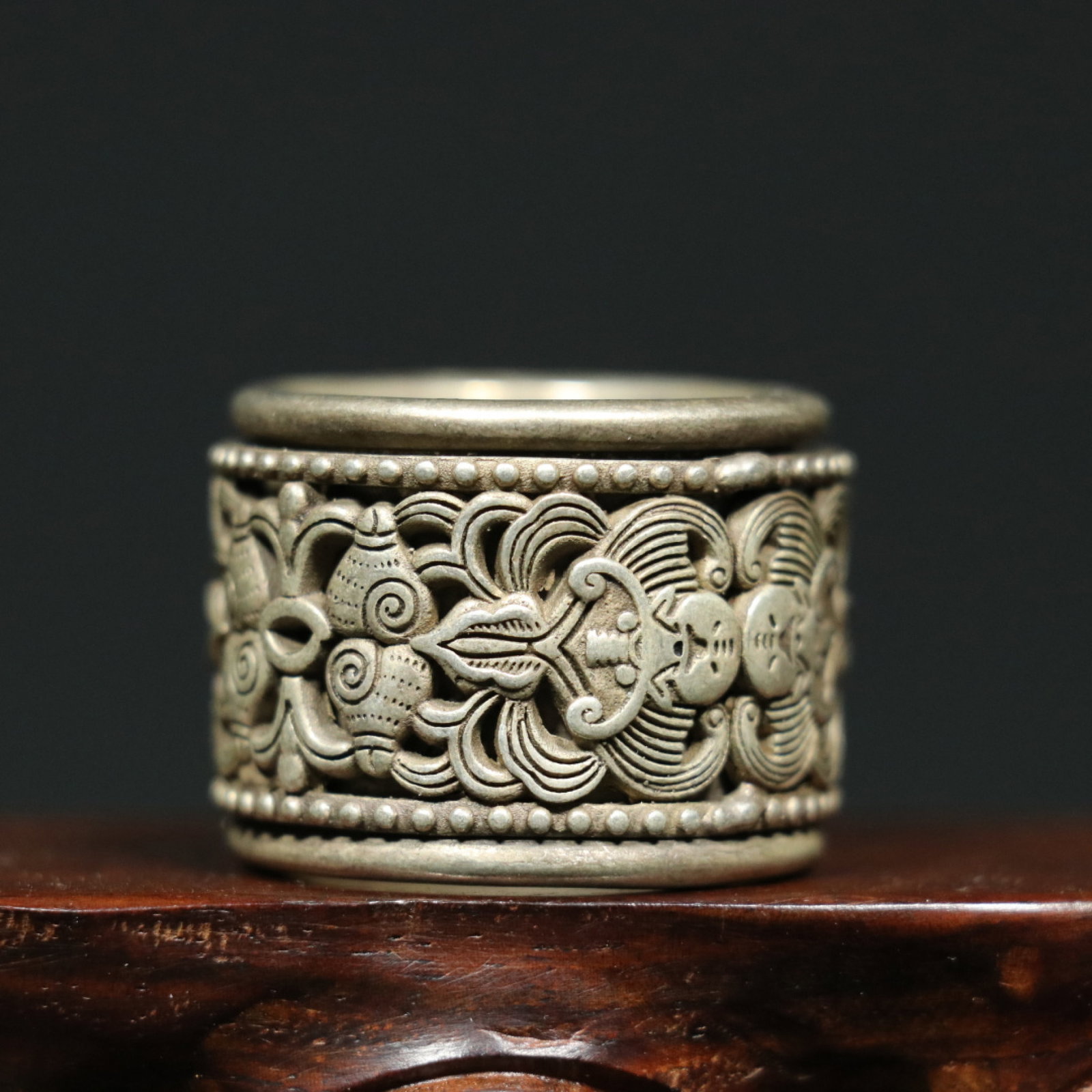 An Exquisite Silver Bats and Peach Pattern Thumb Ring - 5