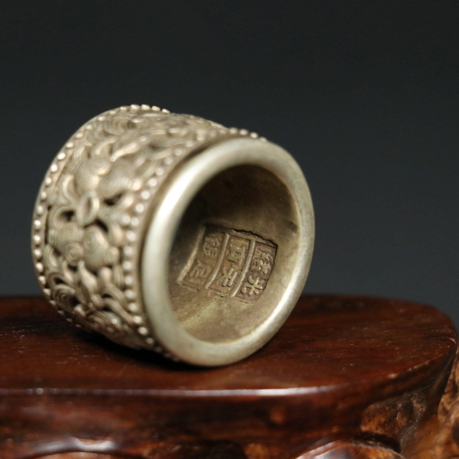 An Exquisite Silver Bats and Peach Pattern Thumb Ring - 6