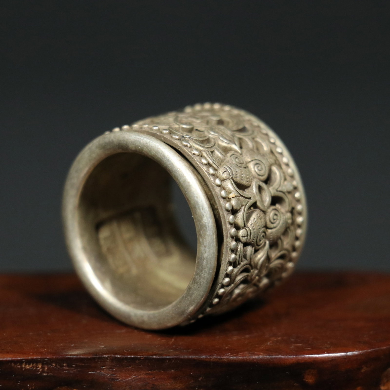 An Exquisite Silver Bats and Peach Pattern Thumb Ring - 7