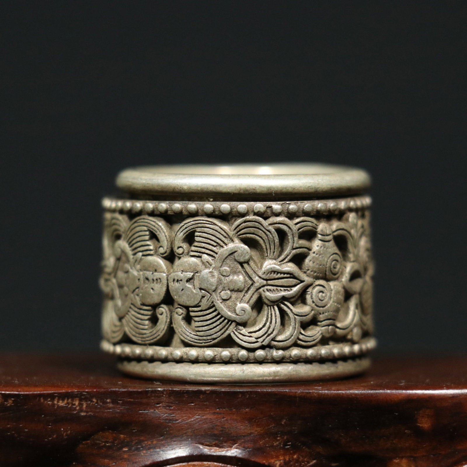 An Exquisite Silver Bats and Peach Pattern Thumb Ring - 8
