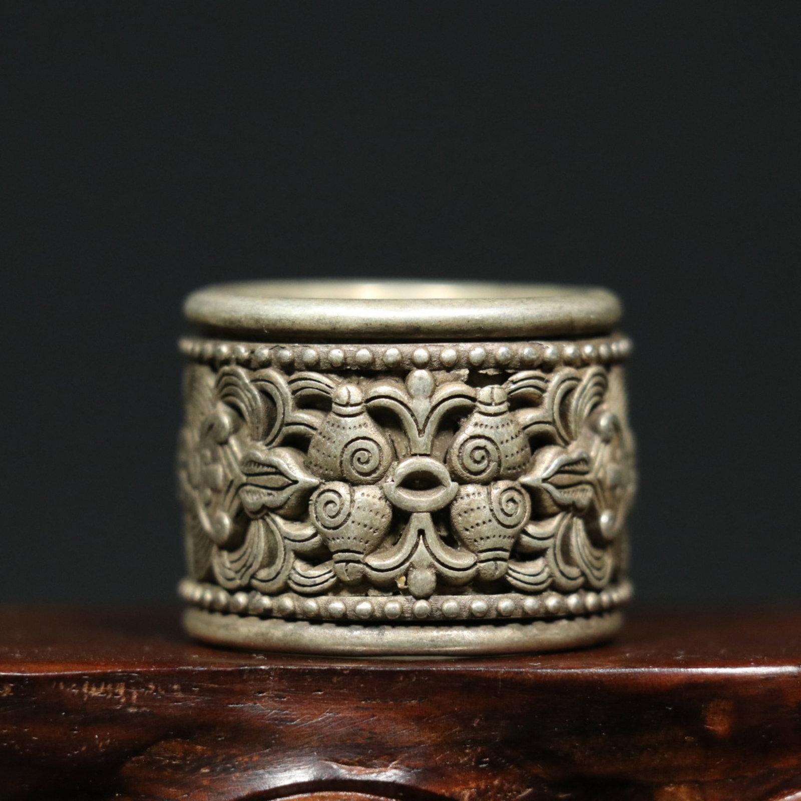 An Exquisite Silver Bats and Peach Pattern Thumb Ring - 9