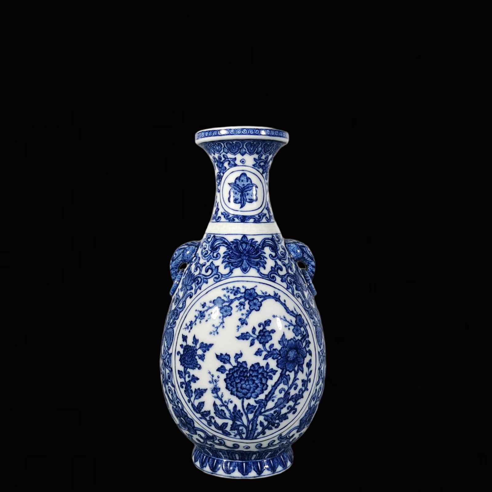 An Exquisite Blue and White Flower Pattern Dragon Pattern Vase: An Exquisite Blue and White Flower Dragon Pattern Vase ,Qing Dynasty, China, Qianlong Six-character Mark,Size:11inx5.9in 青花花卉龙纹挂瓶,中ࢲ
