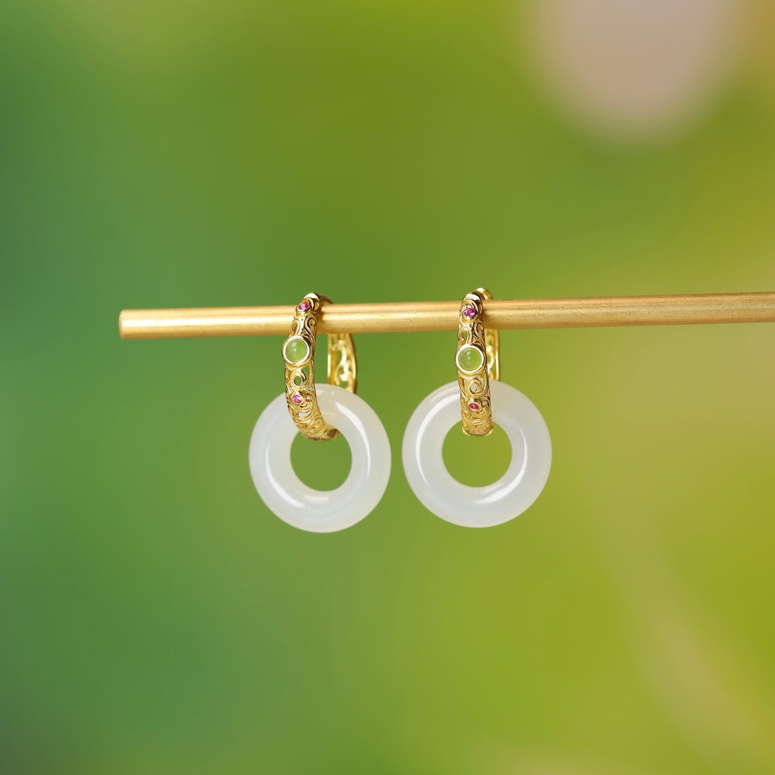 A Pair of Exquisite Sterling Silver-Gold Plated Inlaid White Jade Earrings: A Pair of Exquisite Sterling Silver-Gold Plated Inlaid White Jade Earrings,Size:15mmx15mm 一对纯银镀金镶白玉耳环