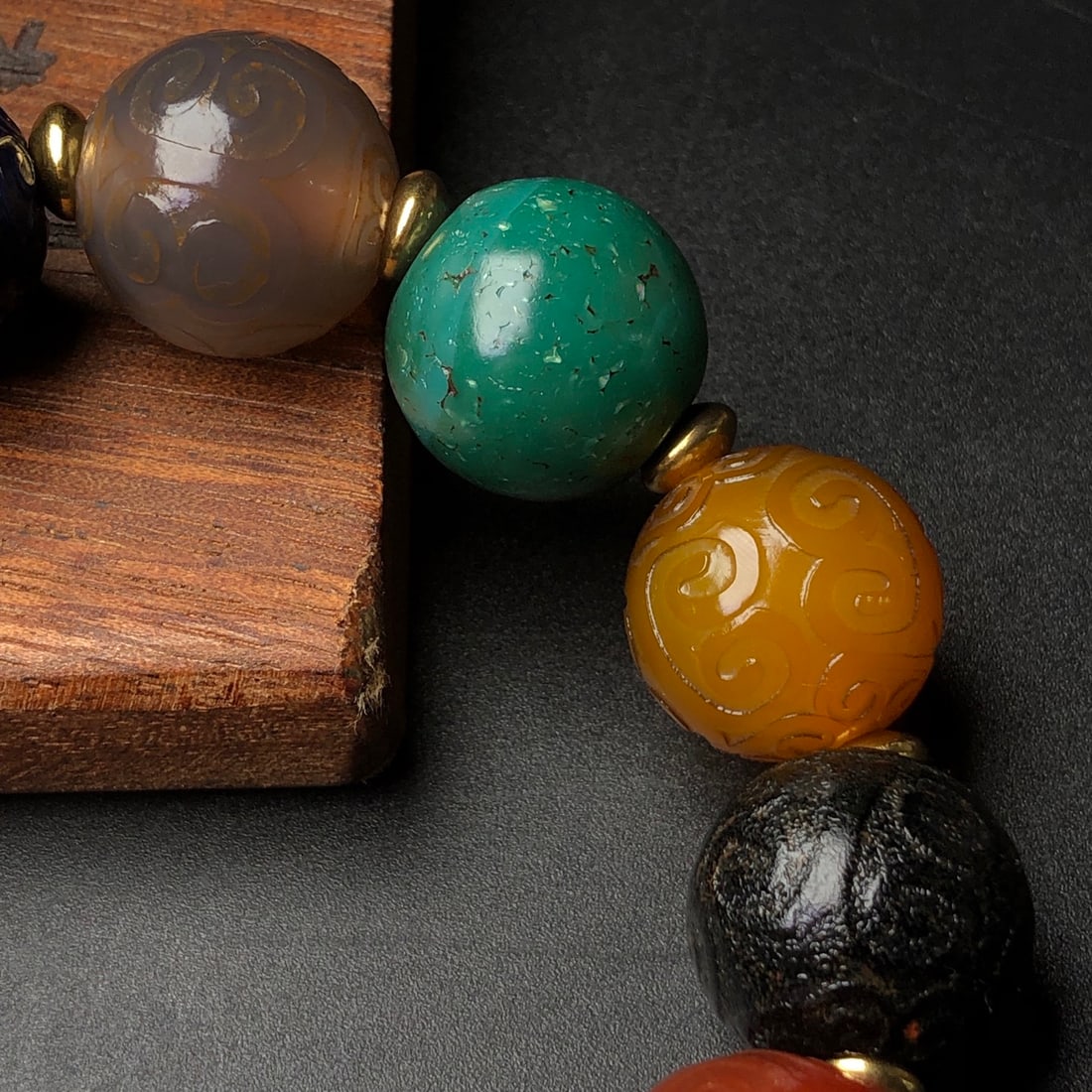 An Exquisite Agate Bracelet - 7
