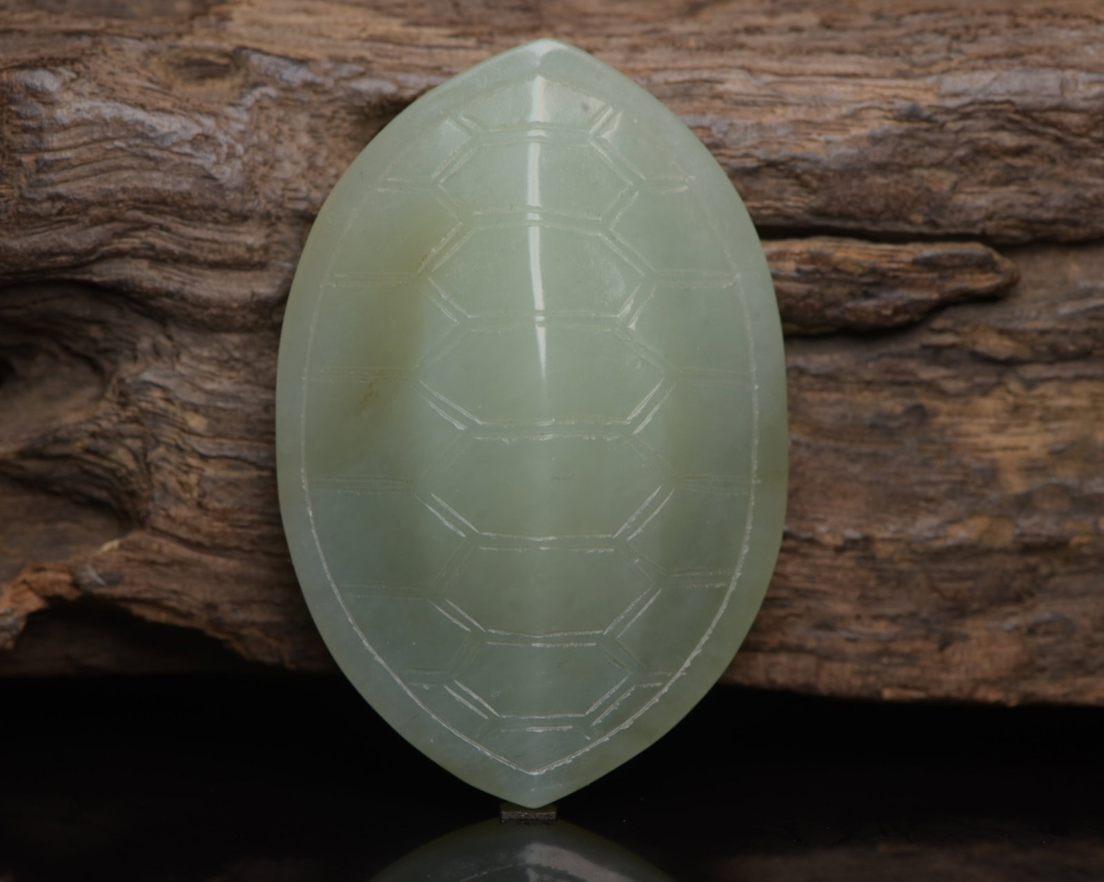 An Exquisite White Jade Turtle Shell Ornament: An Exquisite White Jade Turtle Shell Ornament,Qing Dynasty,China,Size:2.2inx1.5inx0.6in,Weight:38g 白玉龟壳摆件,中国清代