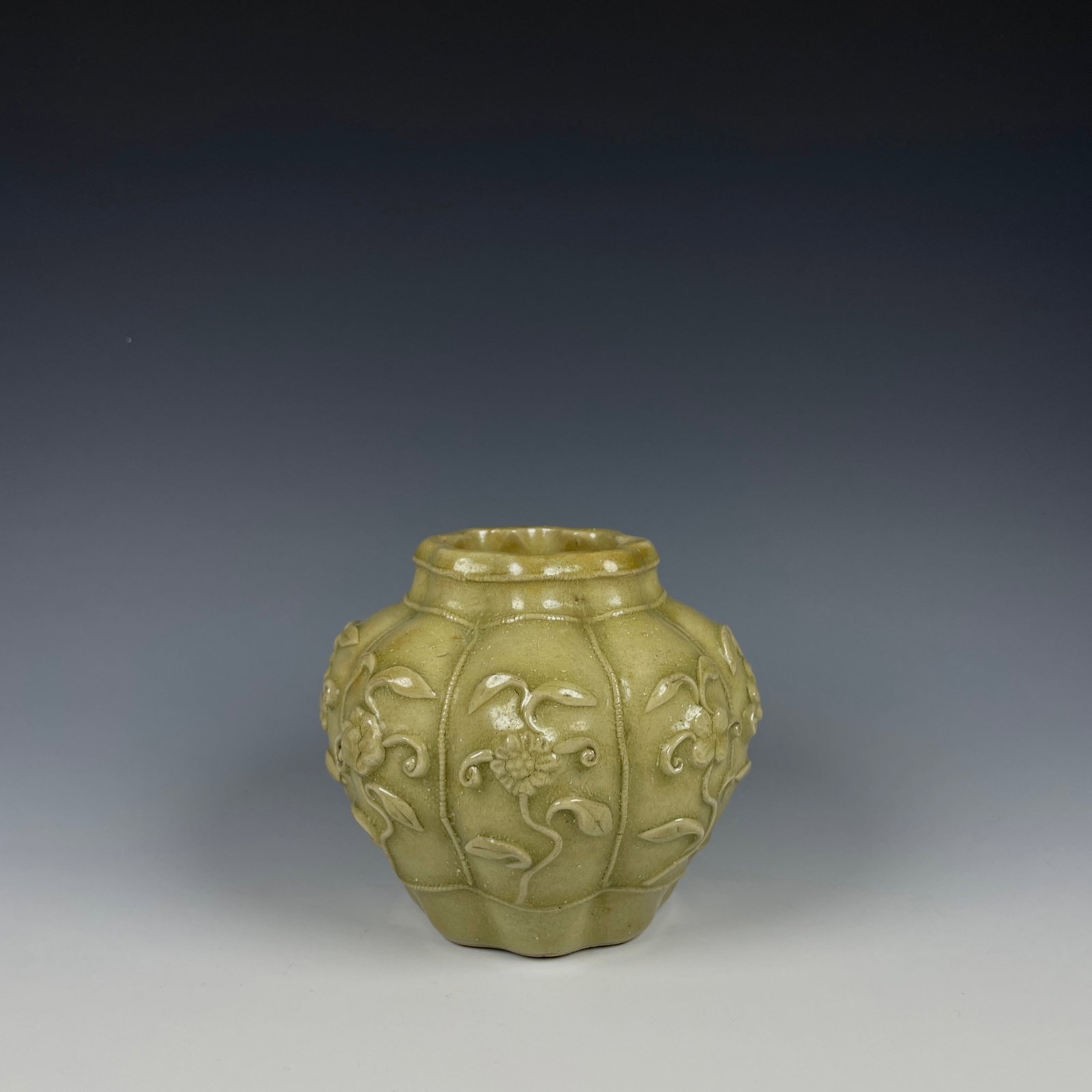 An Exquisite Hutian yao Flower Pattern Jar: An Exquisite Hutian yao Flower Pattern Jar,Song Dynasty,China,Size:3.5inx3.9in 湖田窑花卉纹罐,中国宋代