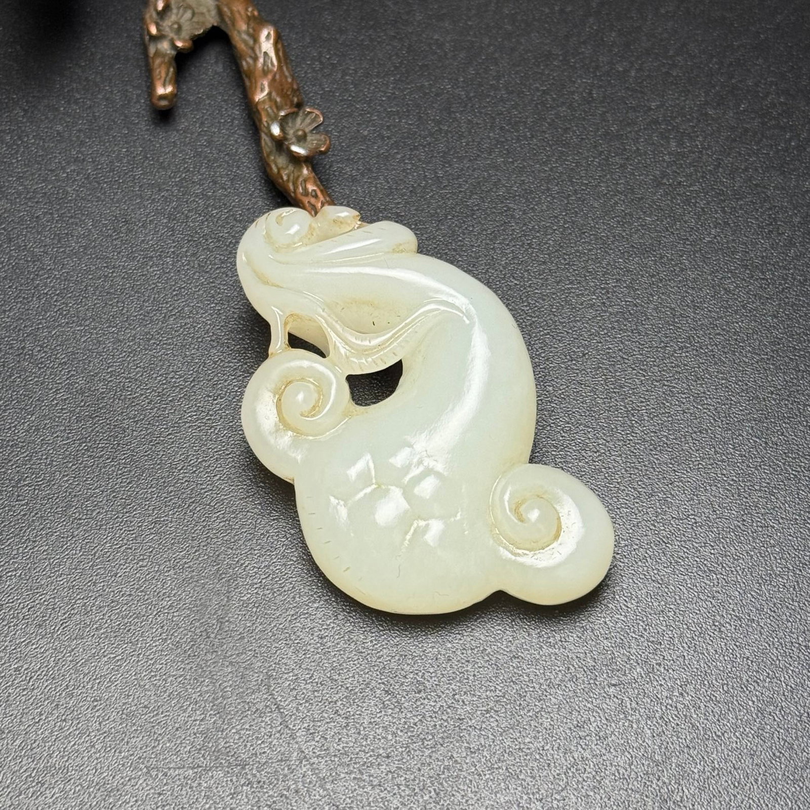 An Exquisite White Jade Ganoderma Lucidum Ornament: An Exquisite White Jade Ganoderma Lucidum Ornament,Qing Dynasty,China,Size:49mmx33mmx11mm,Weight:27g 白玉灵芝摆件,中国清代