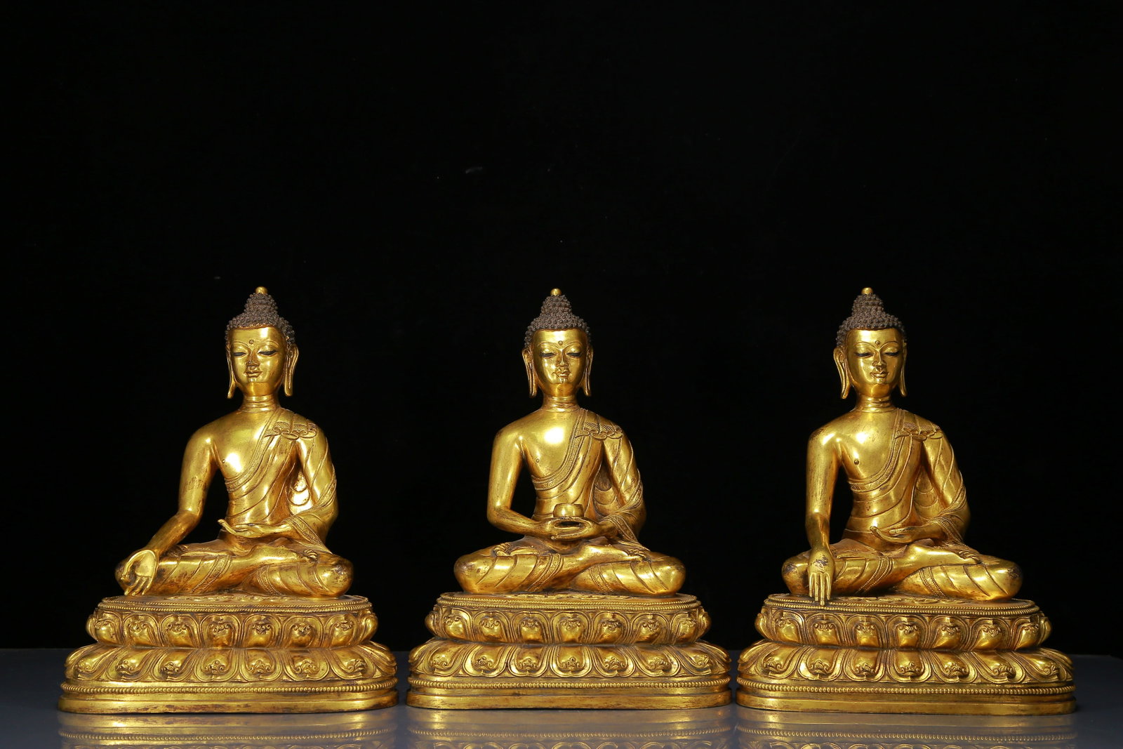 A Set of Solemn Gilt Bronze Statue of Sakyamuni: A Set of Solemn Gilt Bronze Statue of Sakyamuni,Qing Dynasty, China,Size:8.7inx5.1inx11.8in,Weight:14820g