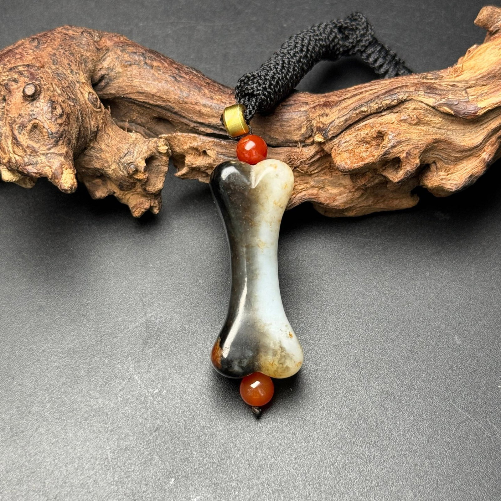 An Exquisite White Jade Pendant: An Exquisite White Jade Pendant,Qing Dynasty,China,Size:41mmx17mmx12mm,Weight:16g 白玉挂件,中国清代