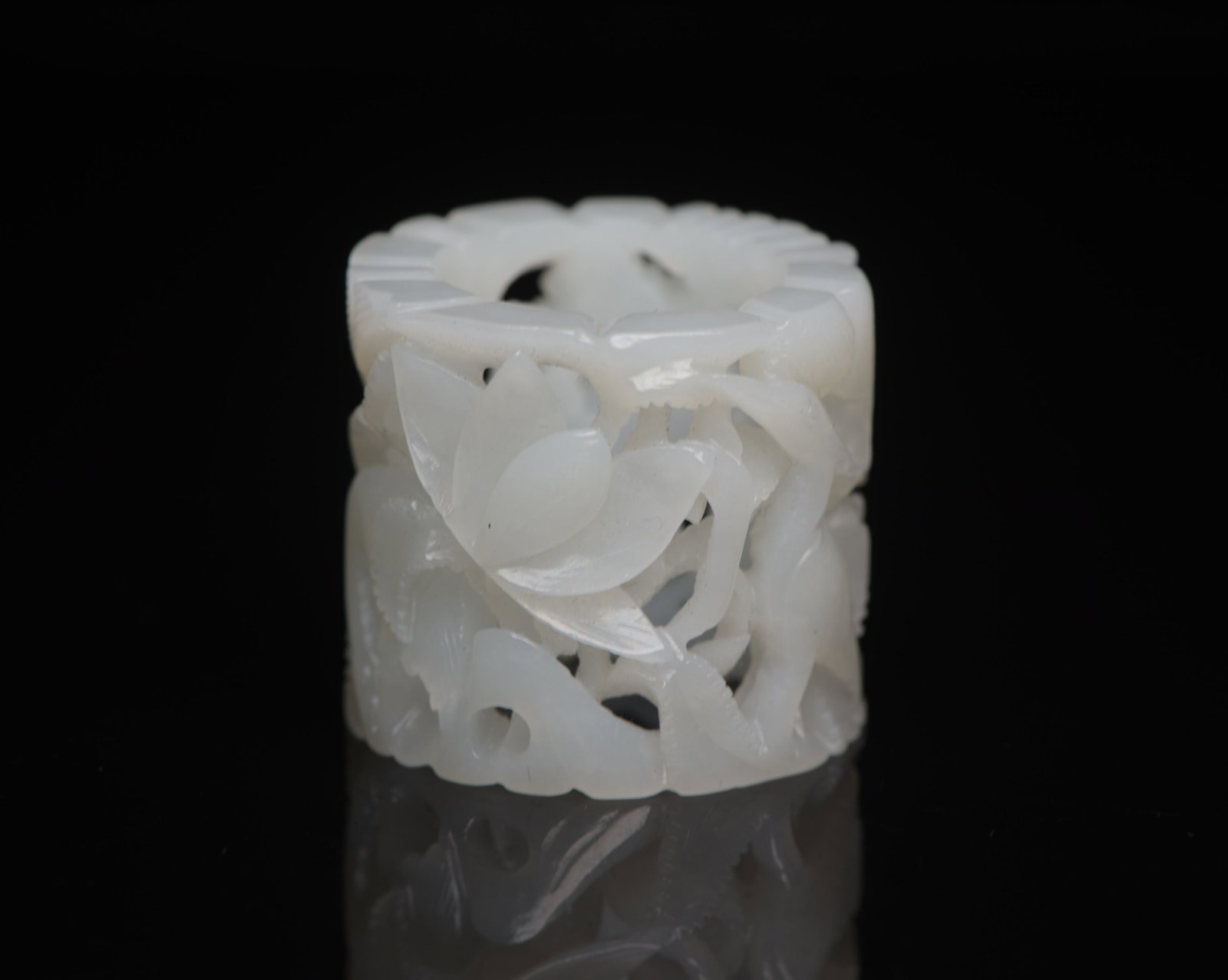 An Exquisite White Jade Flower Pattern Thumb Ring - 2