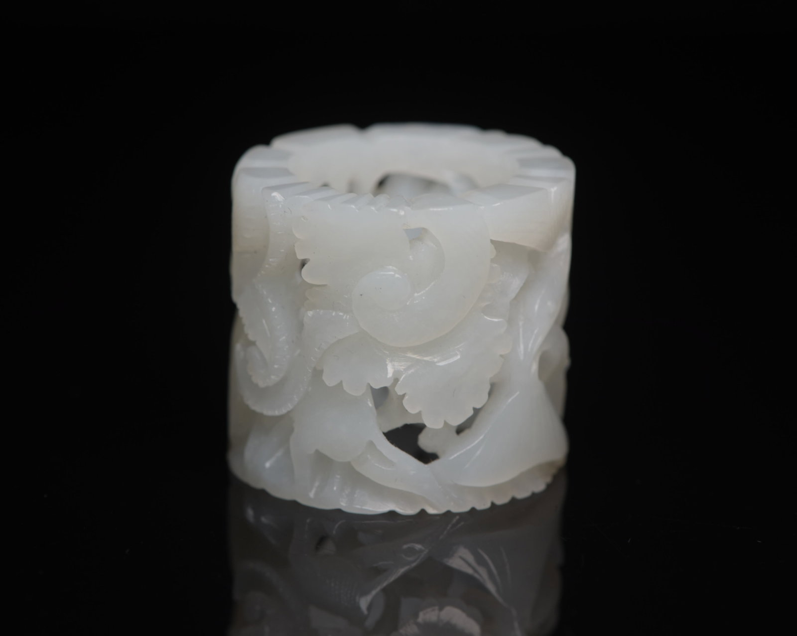 An Exquisite White Jade Flower Pattern Thumb Ring - 4