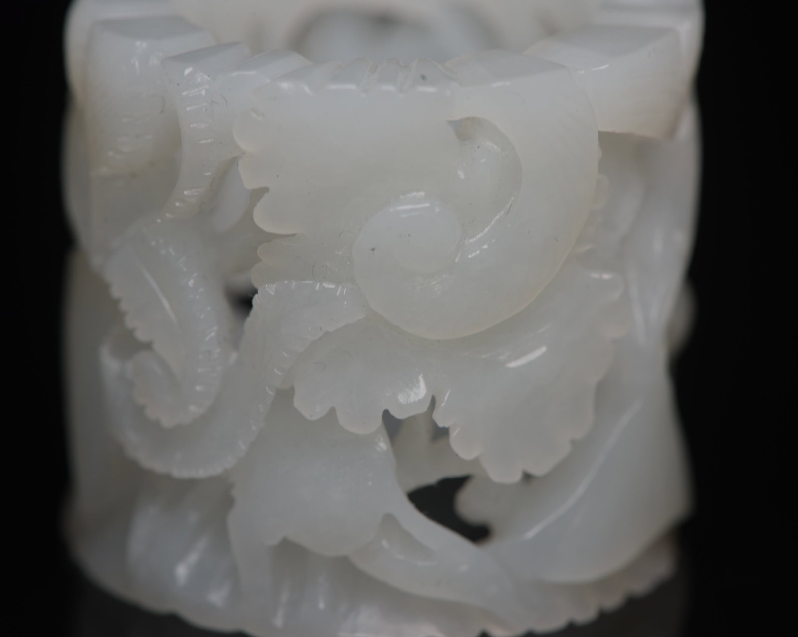 An Exquisite White Jade Flower Pattern Thumb Ring - 7