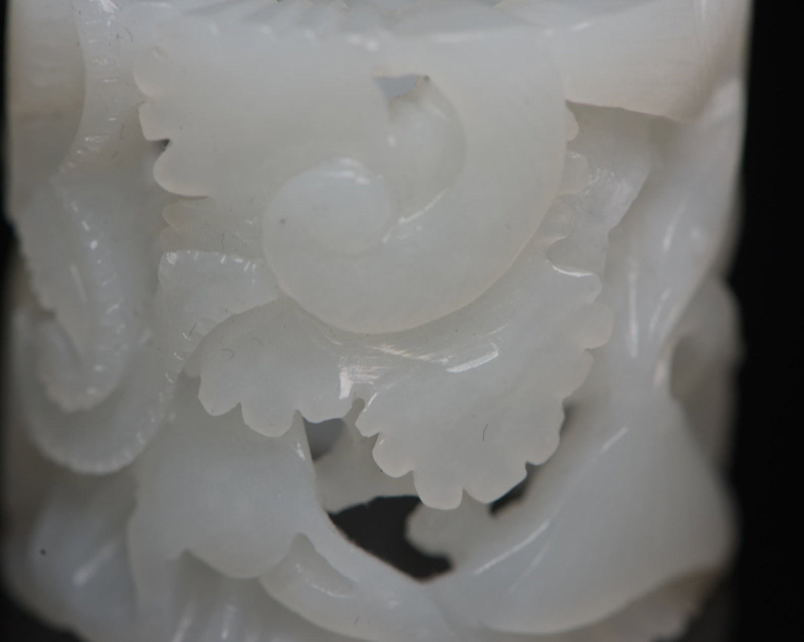 An Exquisite White Jade Flower Pattern Thumb Ring - 8