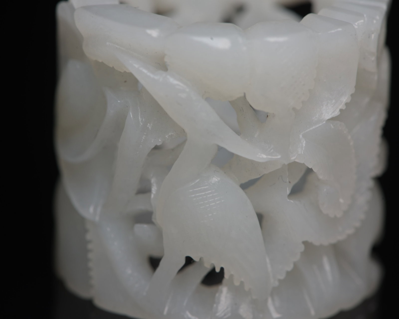 An Exquisite White Jade Flower Pattern Thumb Ring - 9