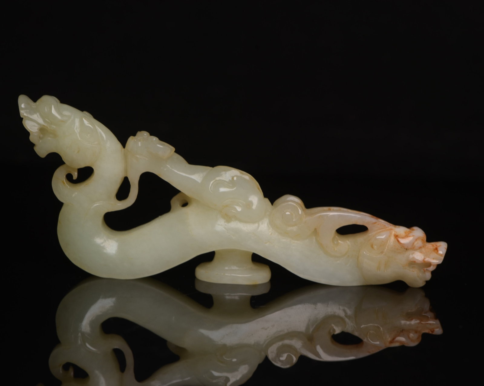 An Exquisite White Jade Dragon Ornament: An Exquisite White Jade Dragon Ornament,Qing Dynasty,China,Size:4.3inx1.6inx0.5in,Weight:53g 白玉龙摆件,中国清代