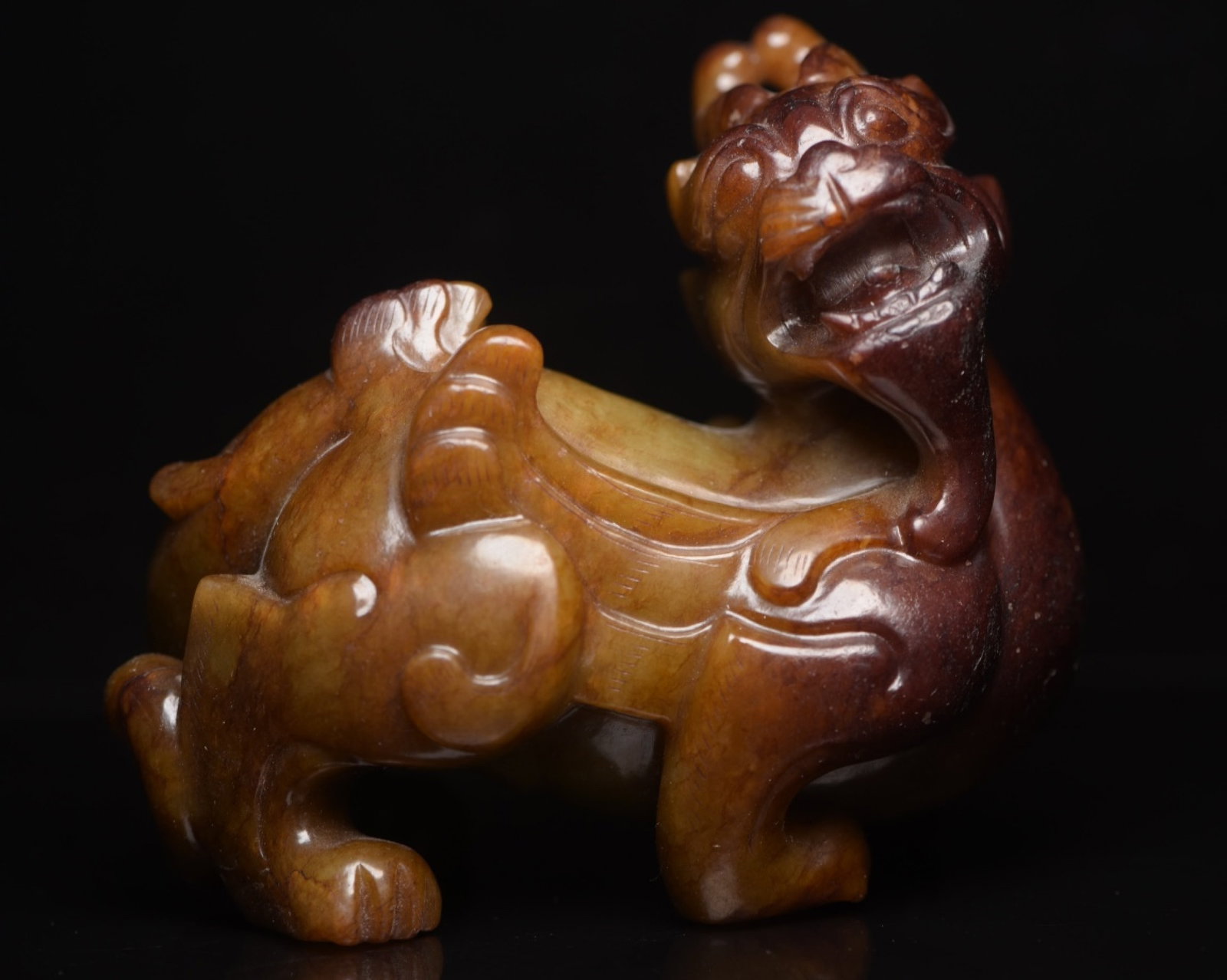 An Exquisite Archaic Jade Auspicious Beast Ornament: An Exquisite Archaic Jade Auspicious Beast Ornament,Ancient Time,China,Size:4.7inx4.3inx2.7in,Weight:907g 高古玉瑞兽摆件,中国远古ą