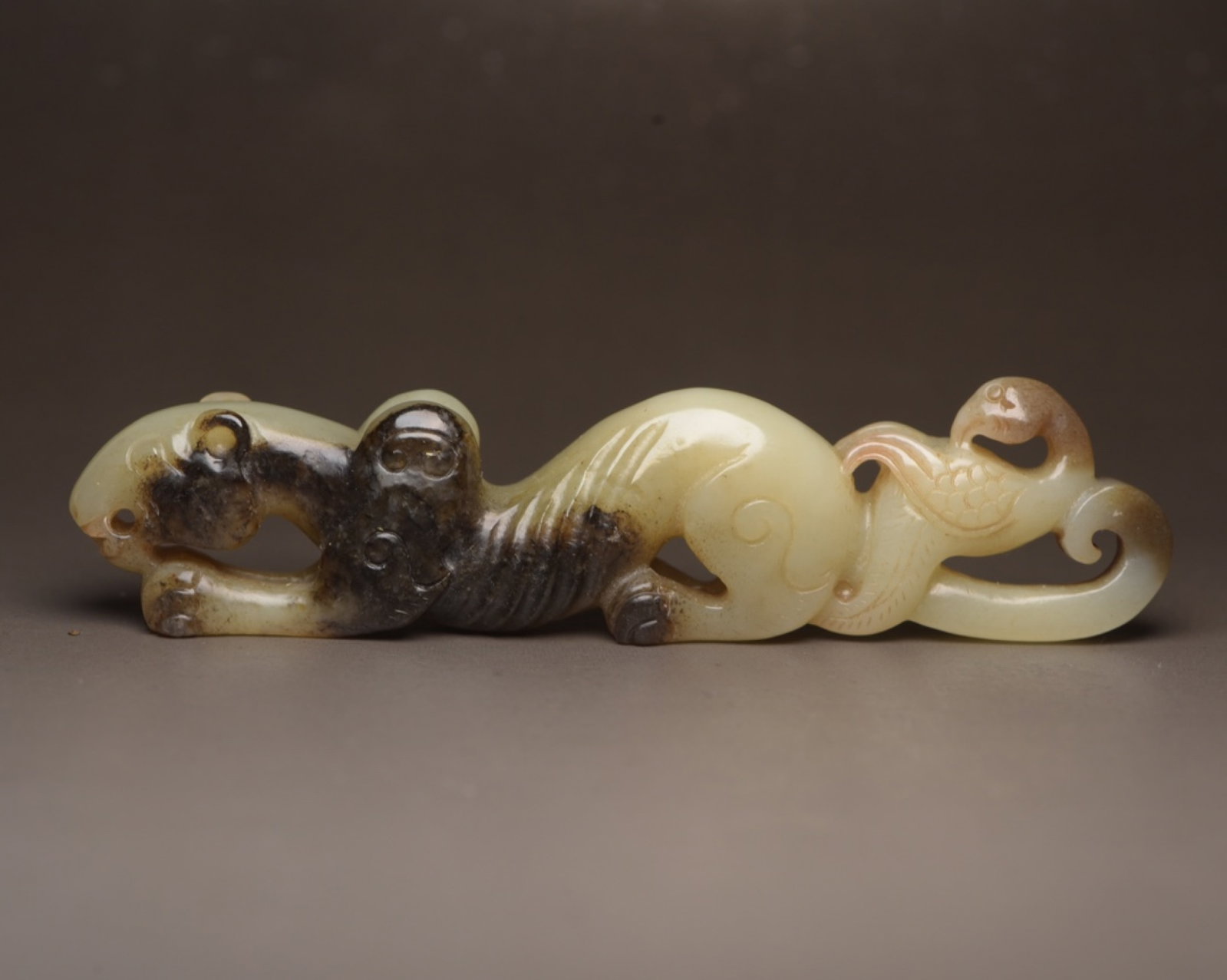 An Exquisite White Jade Beast Ornament: An Exquisite White Jade Beast Ornament,Qing Dynasty,China,Size:4.1inx1inx0.6in,Weight:53g 白玉兽摆件,中国清代