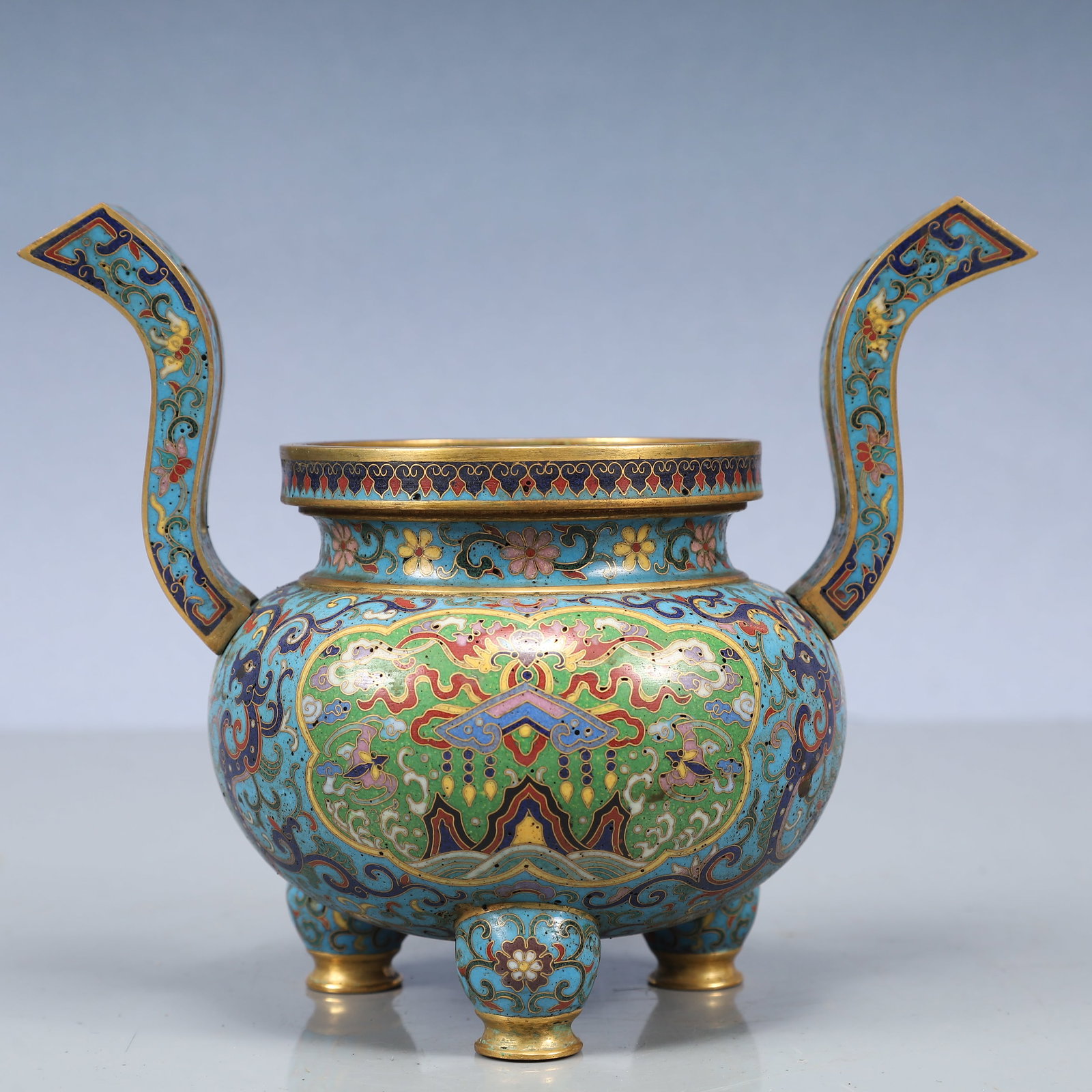 An Exquisite Cloisonne Bats,Auspicious Cloud and Dragon Pattern Cover Box: An Exquisite Cloisonne Bats,Auspicious Cloud and Dragon Pattern Cover Box,Qing Dynasty, China,Qianlong Four-character Mark,Size:11inx5.1in,Weight:3150g 景泰蓝蝙蝠祥