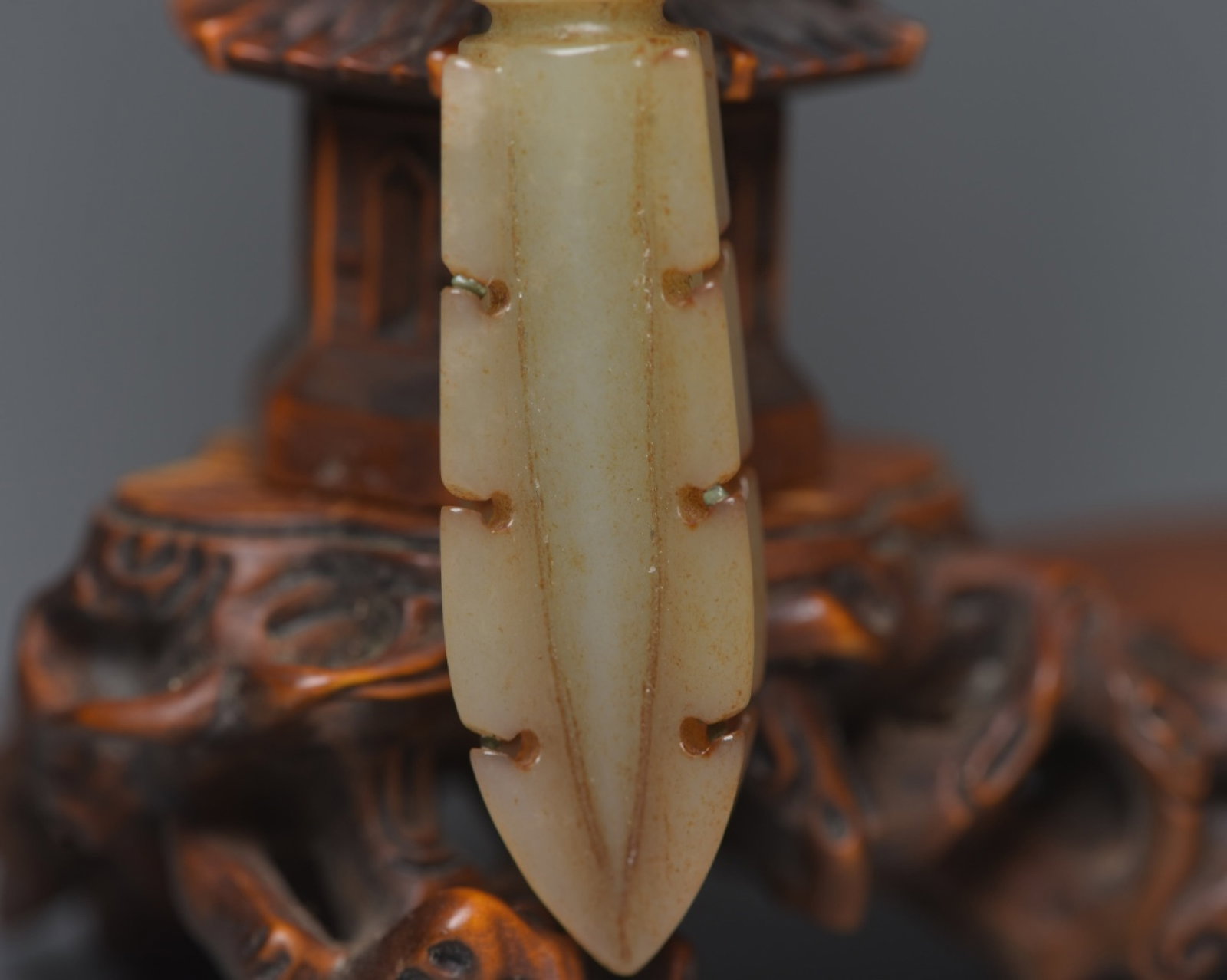 An Exquisite White Jade Ritual Implement - 9