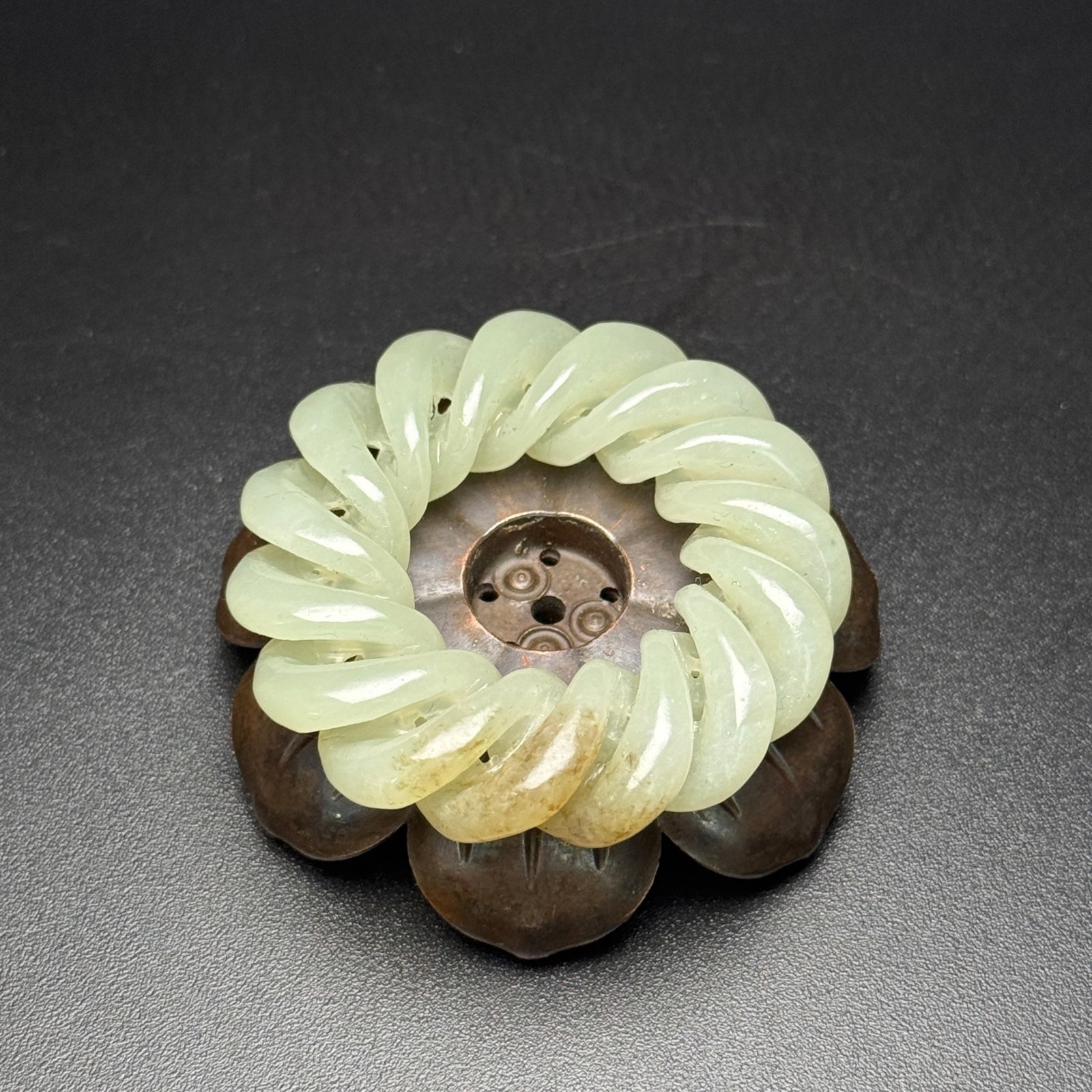 An Exquisite White Jade Ring - 2