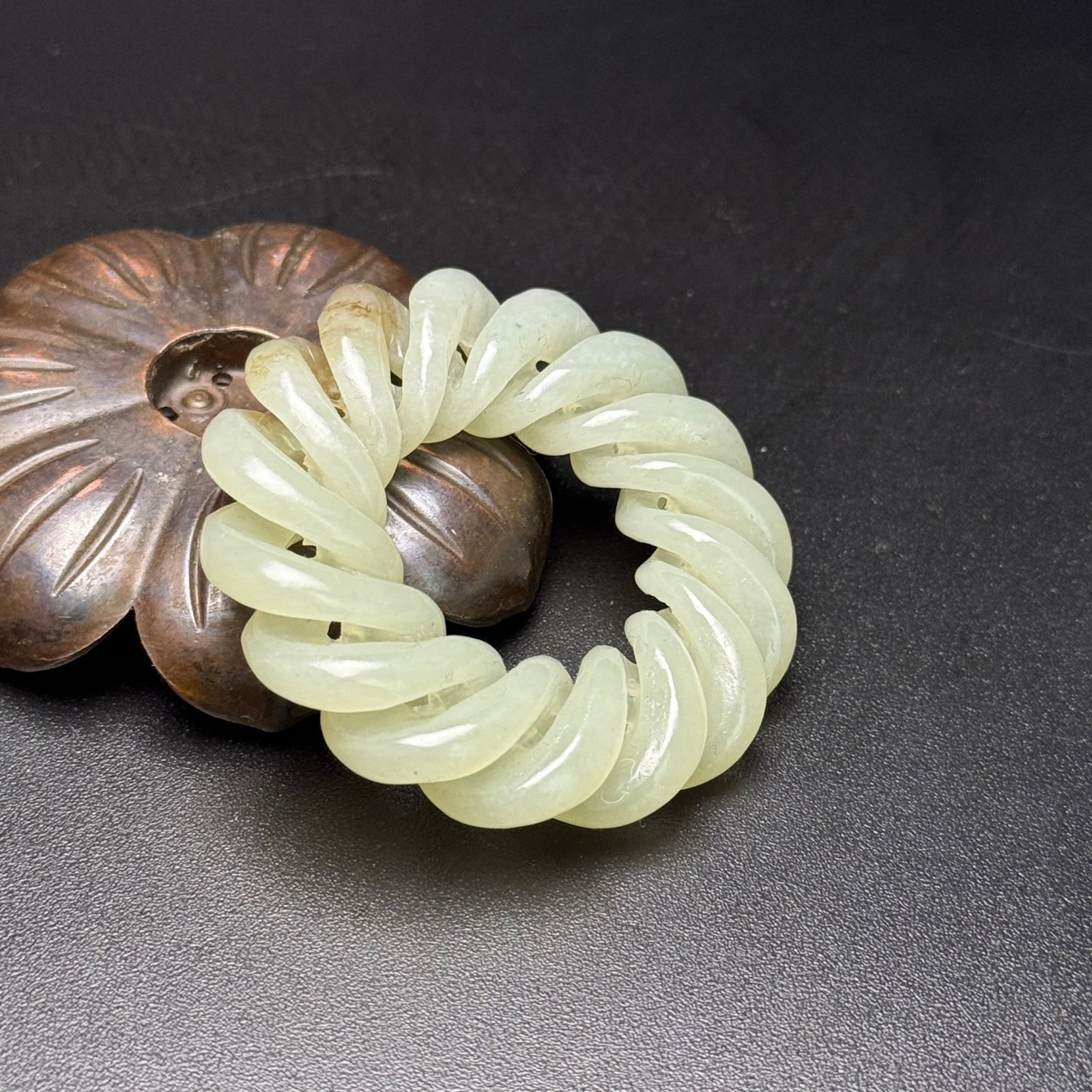 An Exquisite White Jade Ring - 3