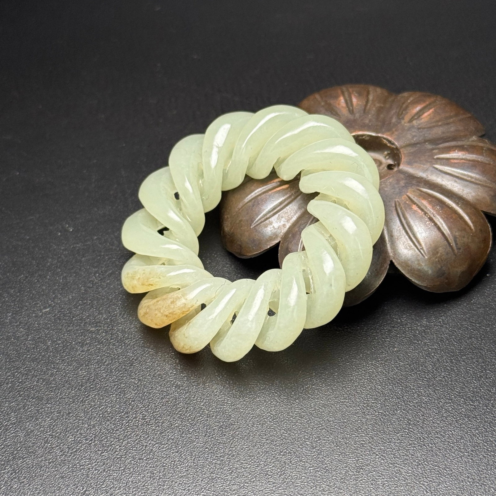 An Exquisite White Jade Ring - 4
