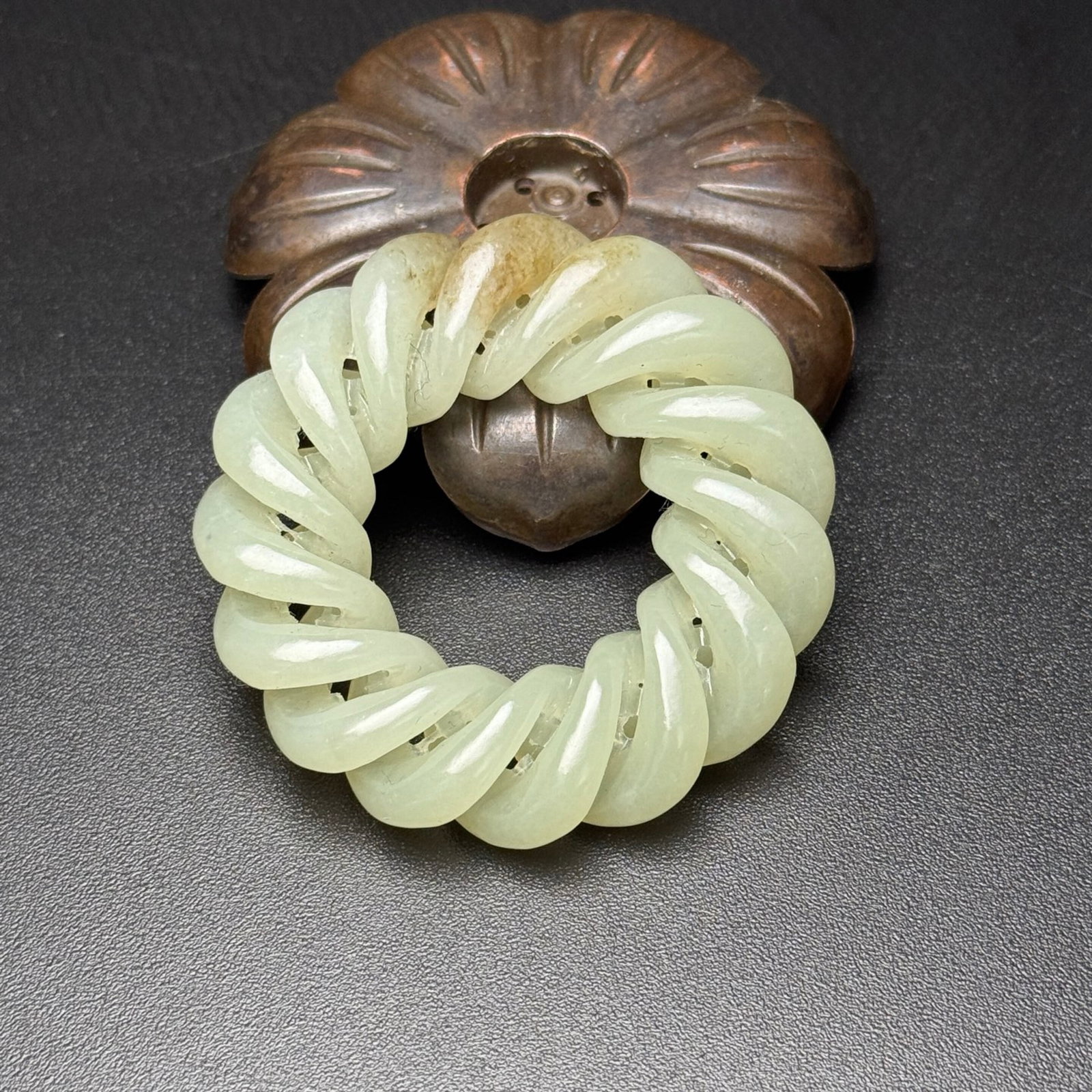 An Exquisite White Jade Ring - 5
