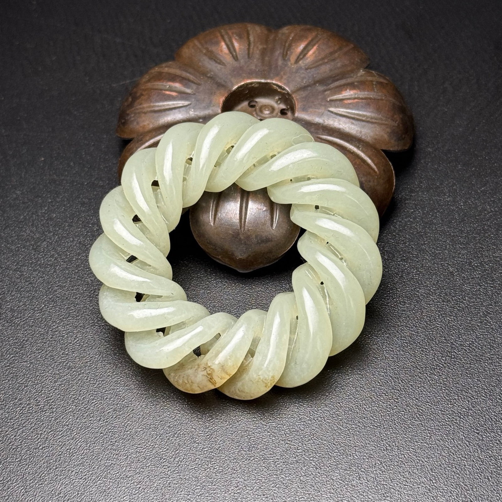 An Exquisite White Jade Ring - 6