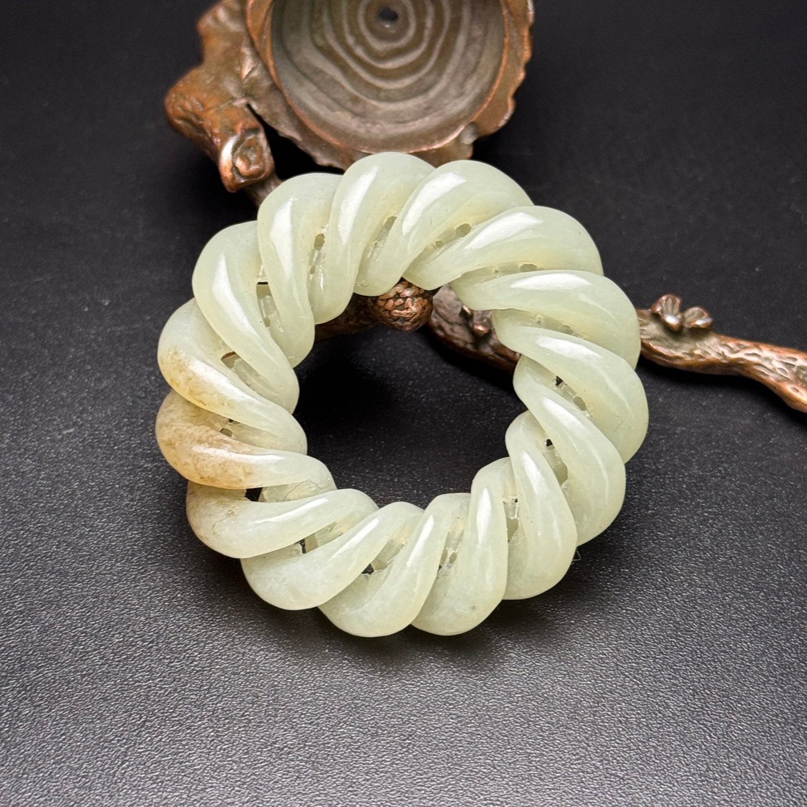 An Exquisite White Jade Ring - 7
