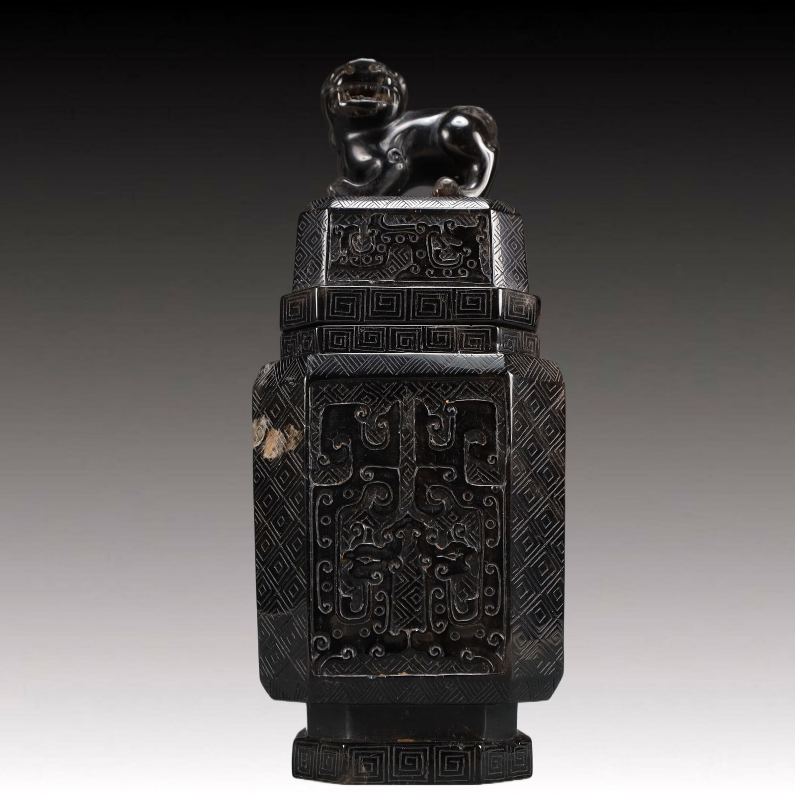 An Exquisite Crystal Beast-Face Pattern Vase: An Exquisite Crystal Beast-Face Pattern Vase,Qing Dynasty, China,Size:3.1inx7.1in Weight:900g 水晶兽面纹瓶,中国清代