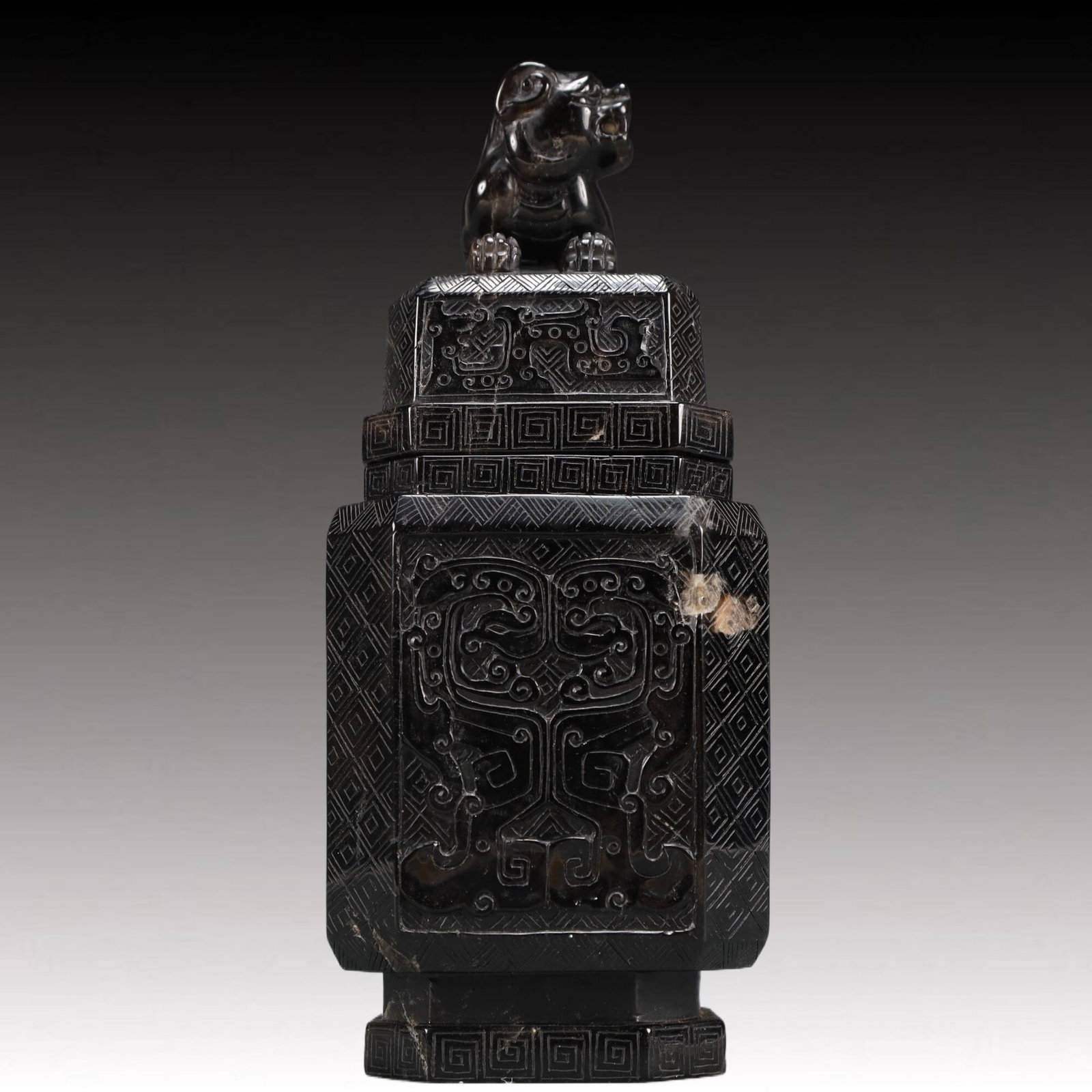 An Exquisite Crystal Beast-Face Pattern Vase - 4