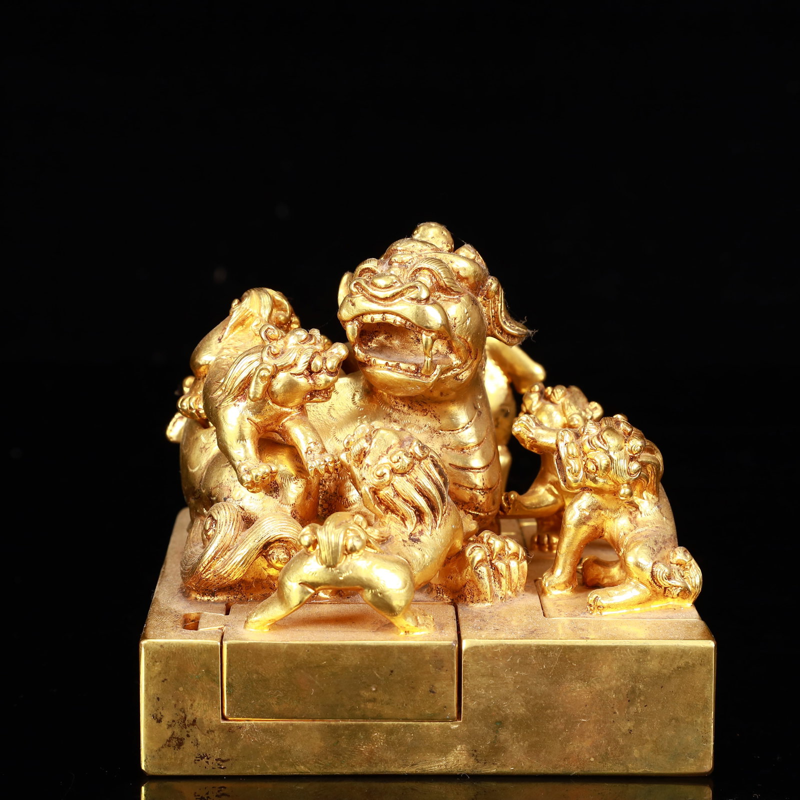 A Set of Rare Gilt Bronze Lion Seals: A Set of Rare Gilt Bronze Lion Seals,The Warring States period in China,With Mark,Size:4.7inx5.1in,Weight:5650g 一套铜鎏金狮子印章,中国