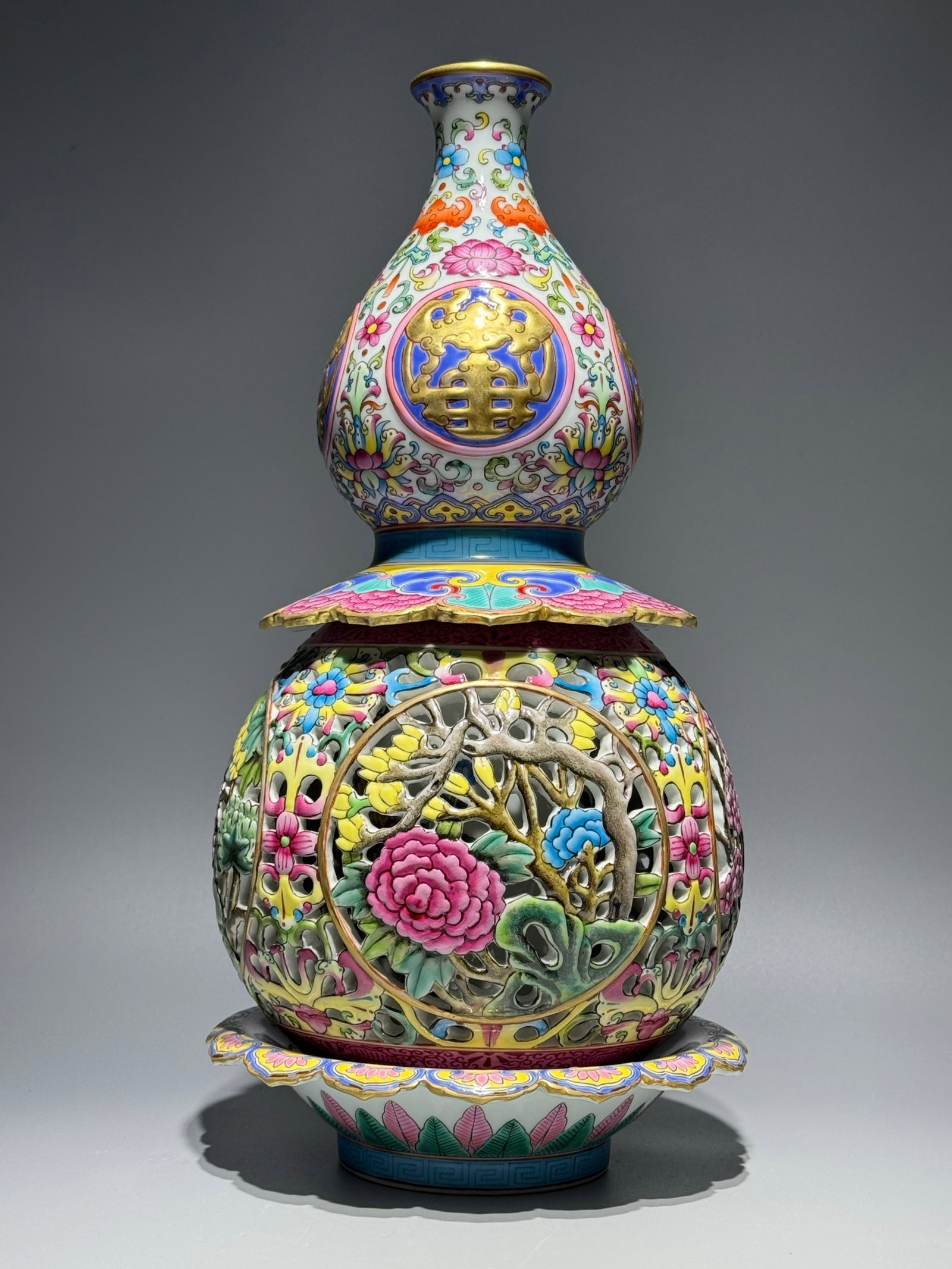 A Rare Enamel Flower Pattern Gourd-Shaped Vase (1 of 9)
