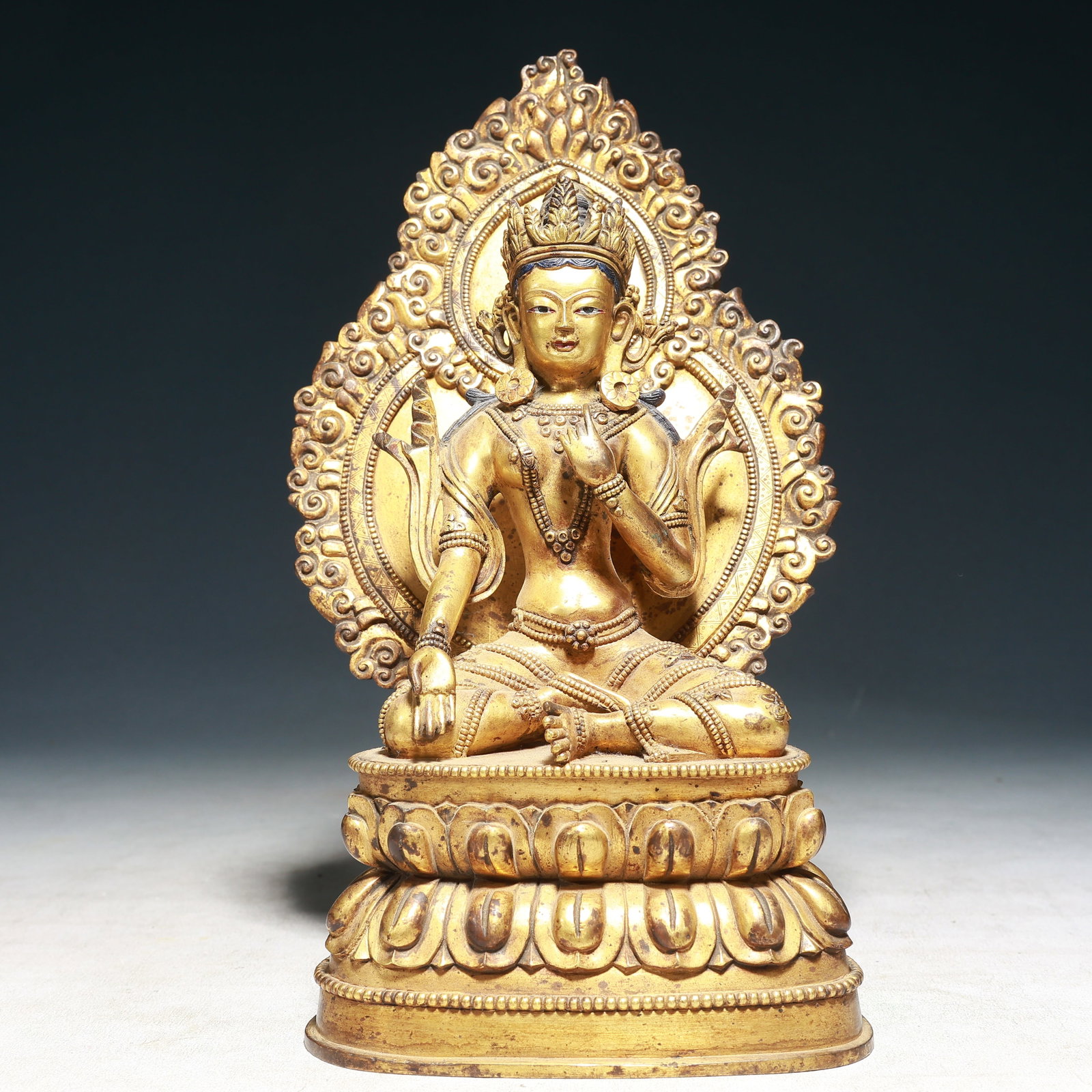 A Solemn Gilt Bronze Statue of Avalokitesvara: A Solemn Gilt Bronze Statue of Avalokitesvara,Qing Dynasty,China,Size:6.3inx3.1inx11in,Weight:3300g 铜鎏金观音像,中国清代