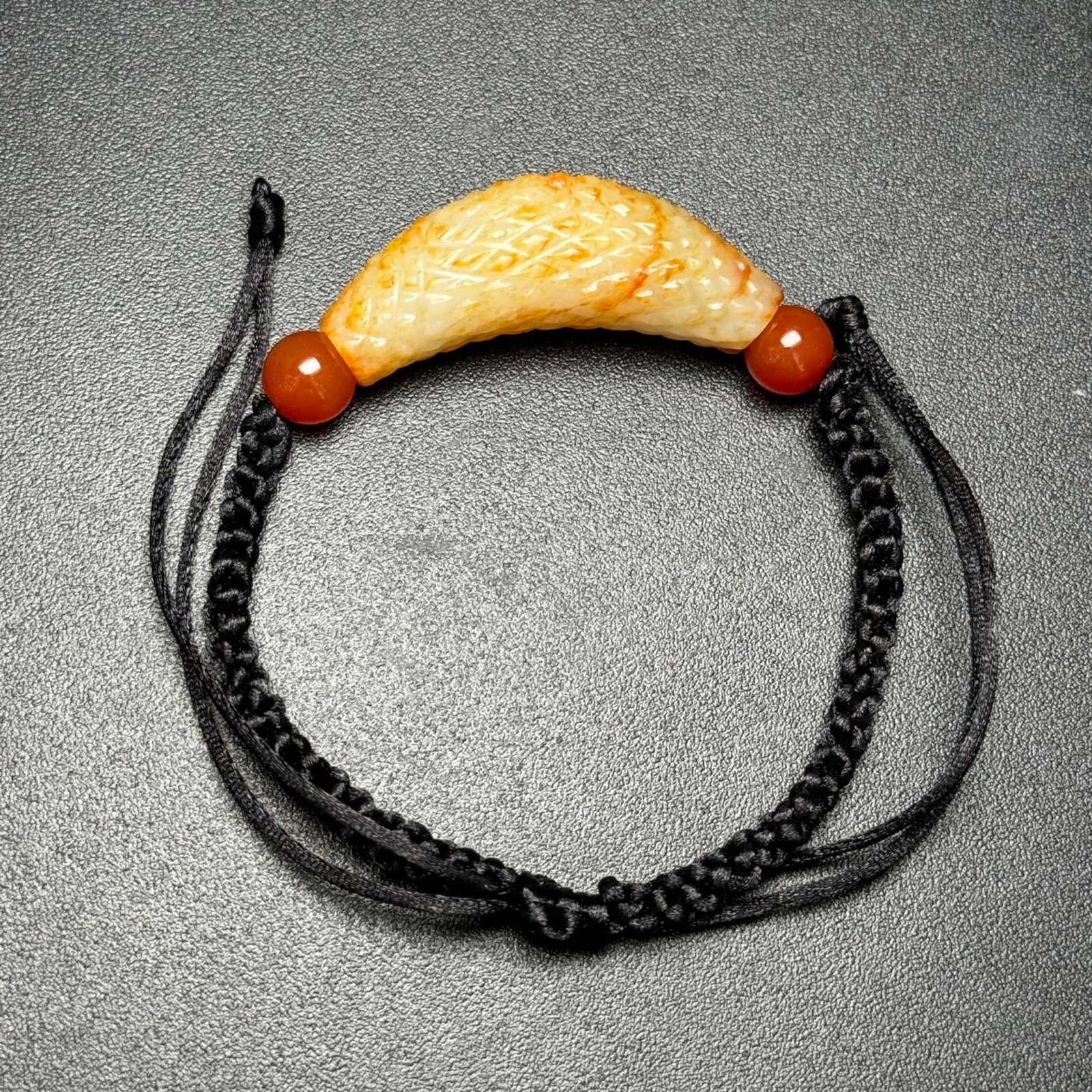 An Exquisite White Jade Bracelet: An Exquisite White Jade Bracelet,Qing Dynasty, China,Size:42mmx16mmx14mm,Weight:14g 白玉手链,中国清代