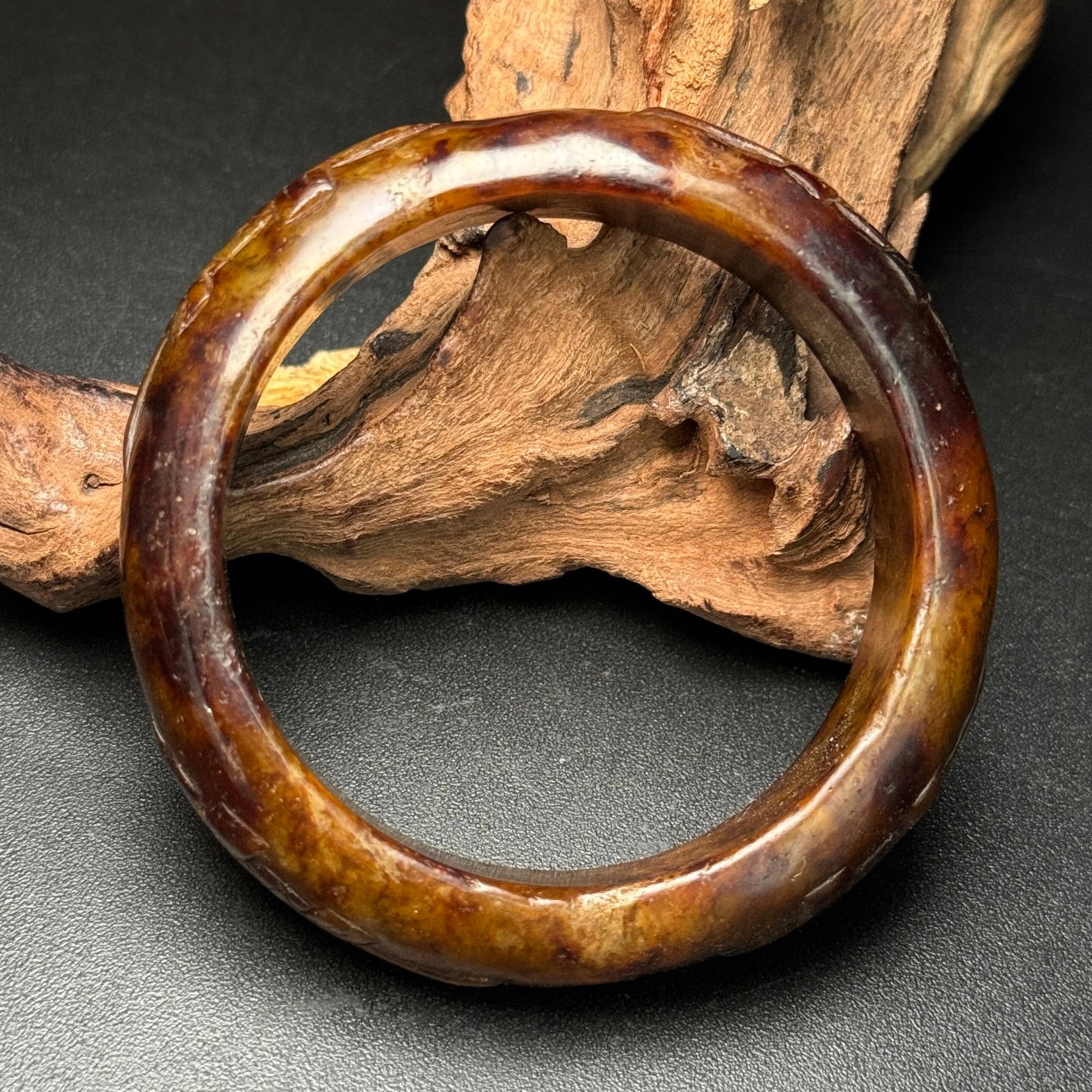 An Exquisite Archaic Jade Fish Pattern Bracelet: An Exquisite Archaic Jade Fish Pattern Bracelet,Ancient Time,China,Size:58mmx77mmx17mm,Weight:77g 高古玉鱼纹手镯,中国远古时ć