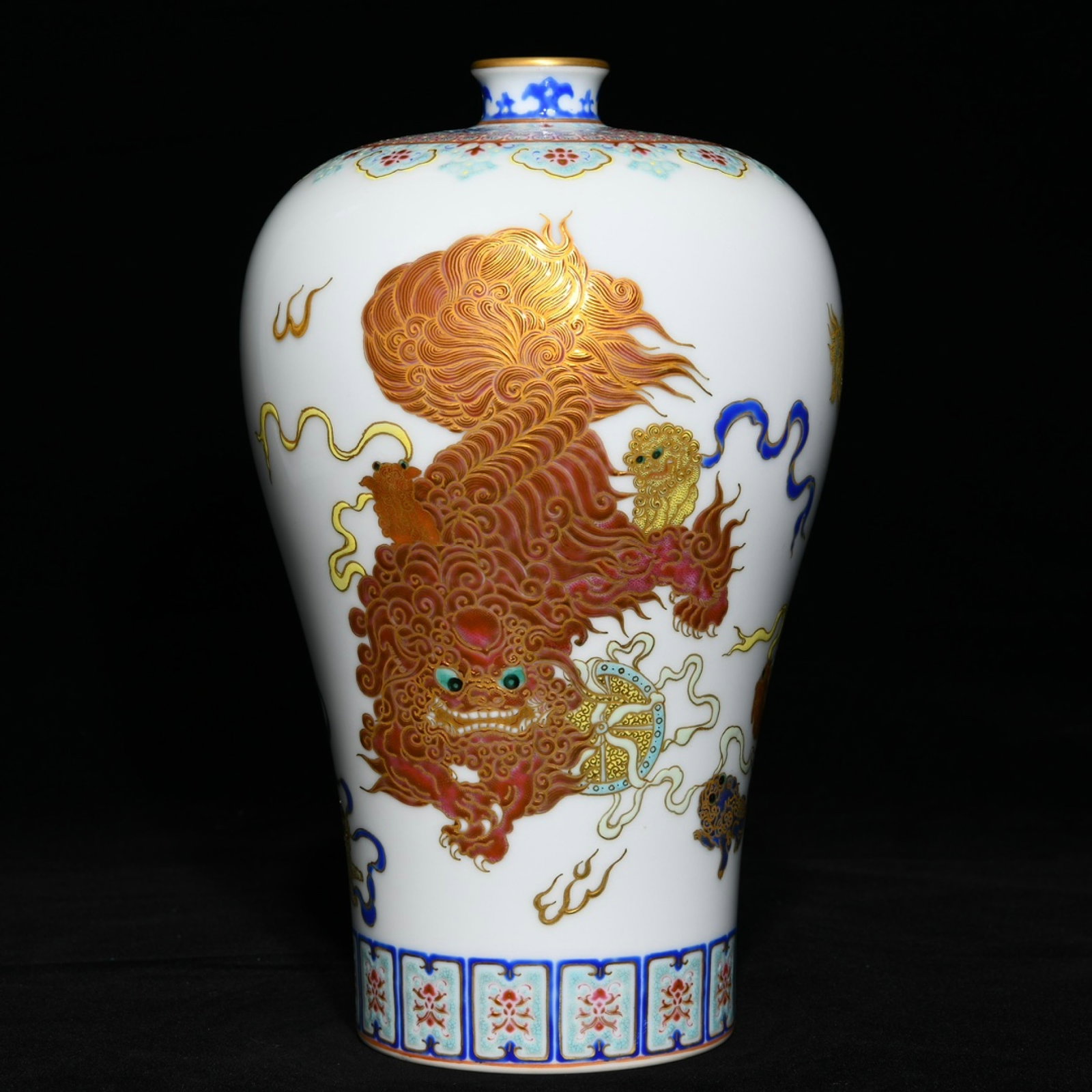 An Exquisite Famille-Rose Painted Gold Lion Pattern Vase: An Exquisite Famille-Rose Painted Gold Lion Pattern Vase,Qing Dynasty,China,Yongzheng Six-character Mark,Size:9.2inx5.6in 粉彩描金狮子纹瓶,中Þ