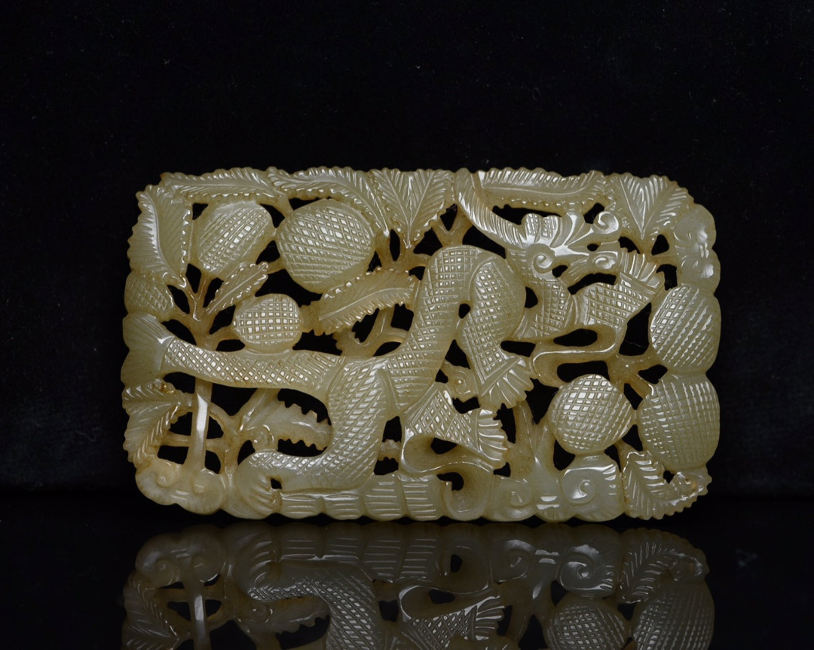 An Exquisite White Jade Dragon Pattern Pendant: An Exquisite White Jade Dragon Pattern Pendant,Qing Dynasty,China,Size:3.9inx2.4inx0.4in,Weight:76g 白玉龙纹牌,中国清代
