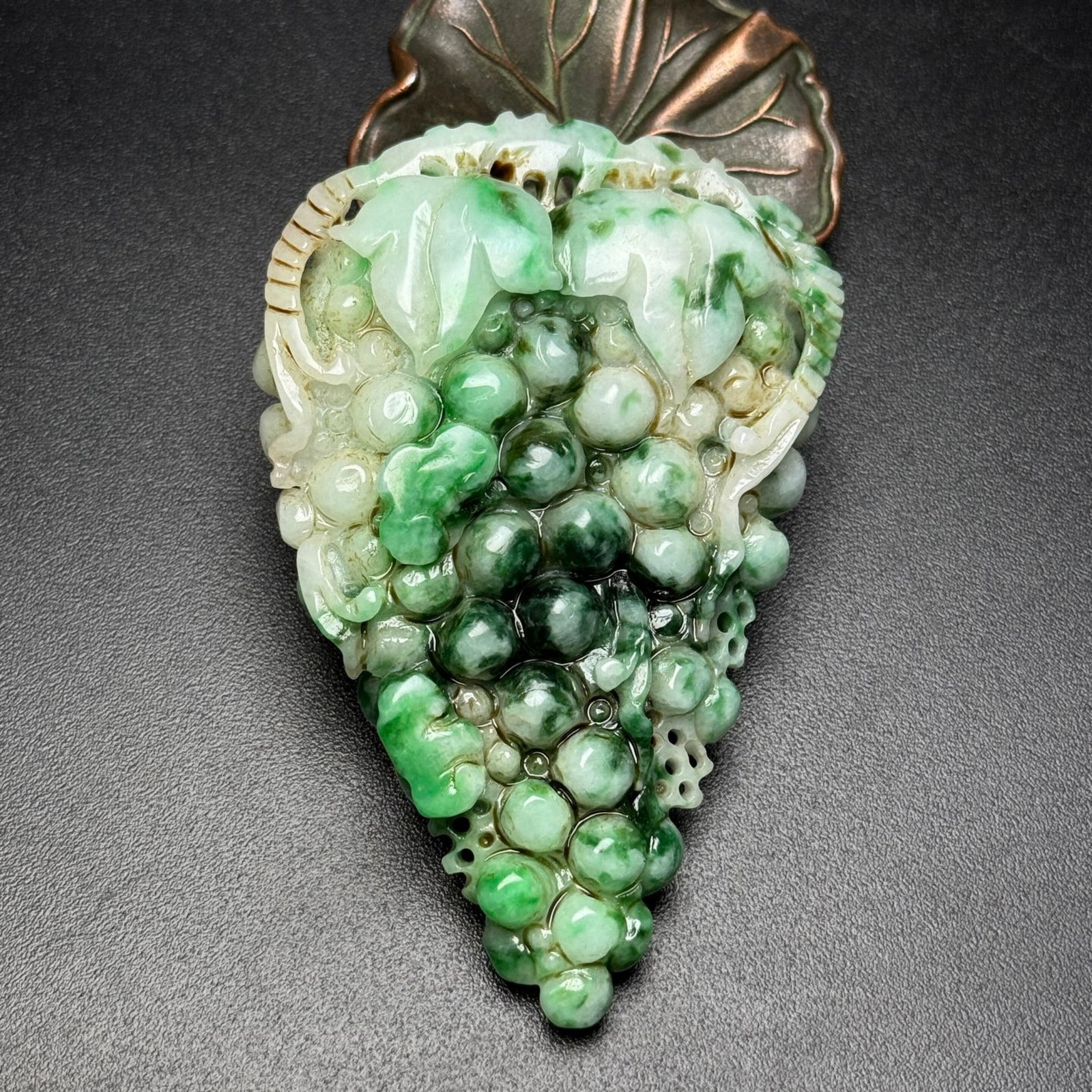An Exquisite Jadeite Grape Ornament: An Exquisite Jadeite Grape Ornament,Qing Dynasty,China,Size:52mmx82mmx15mm,Weight:77g 翡翠葡萄摆件,中国清代