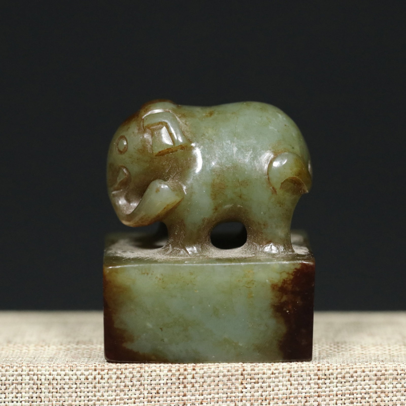 An Exquisite Jasper Elephant Seal: An Exquisite Jasper Elephant Seal,Han Dynasty,China,Size:1.2inx1.2inx1.5in,Weight:61.7g 碧玉象印章,中国汉代