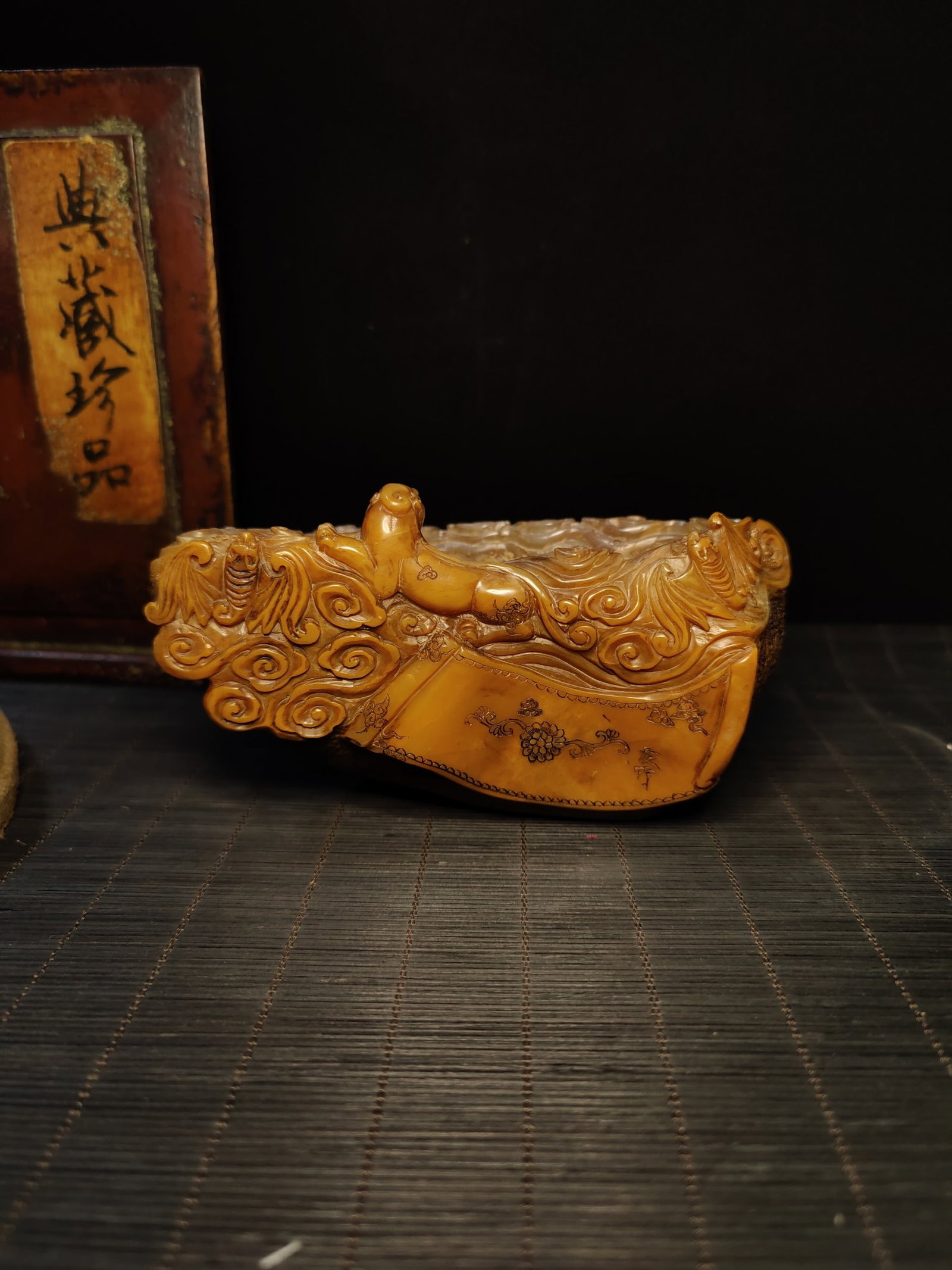 An Exquisite Tianhuang Stone Dragon Pattern Brush Washer: An Exquisite Tianhuang Stone Dragon Pattern Brush Washer,Qing Dynasty,China,Size:2.8inx5.5in,Weight:698g 田黄石龙纹笔洗,中国清代