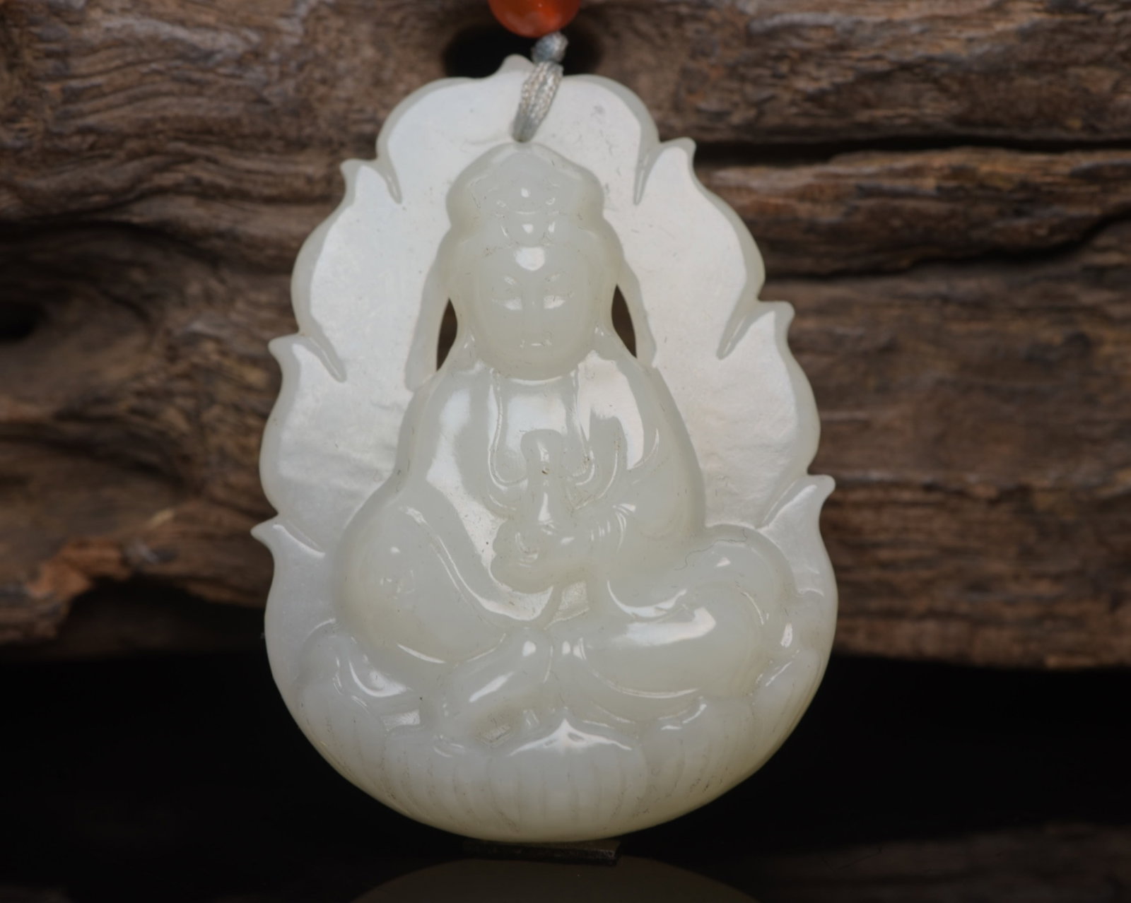 An Exquisite White Jade Statue of Avalokitesvara Pendant: An Exquisite White Jade Statue of Avalokitesvara Pendant,Qing Dynasty,China,Size:2inx1.5inx0.4in,Weight:30g 白玉观音像挂件,中国清代