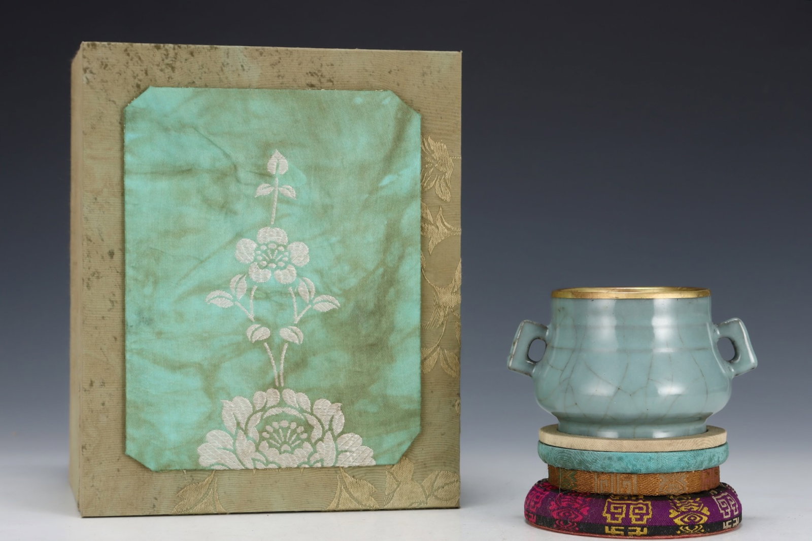 An Exquisite Guan yao Cover with Gold Double-Ears Censer,with an Imperial Poem by Emperor Qianlong: An Exquisite Guan yao Cover with Gold Double-Ears Censer,with an Imperial Poem by Emperor Qianlong,Song Dynasty,China,Size:2.8inx4.6in 官窑包金双耳香炉,
