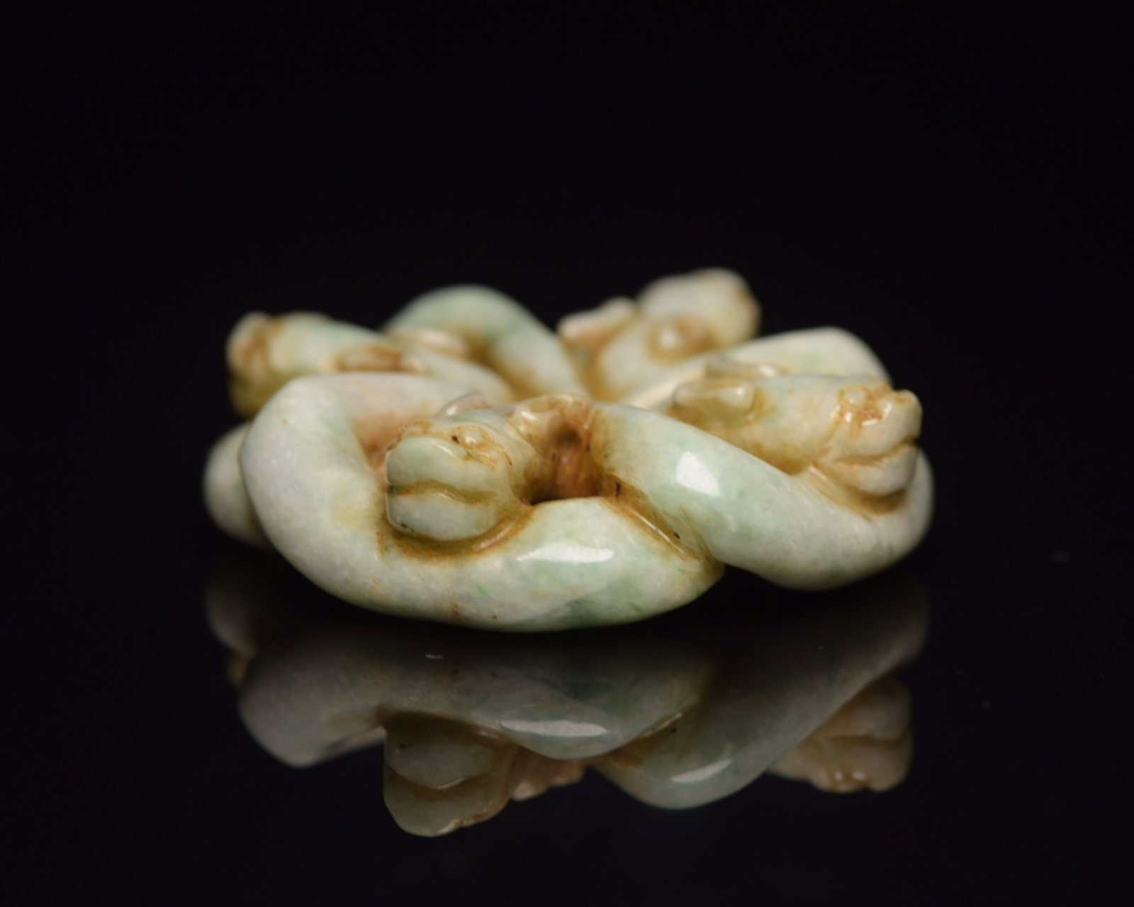 An Exquisite Jadeite Beast Pattern Pendant - 3