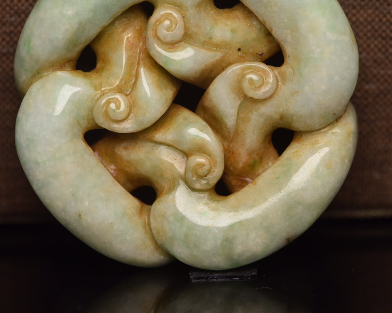 An Exquisite Jadeite Beast Pattern Pendant - 9