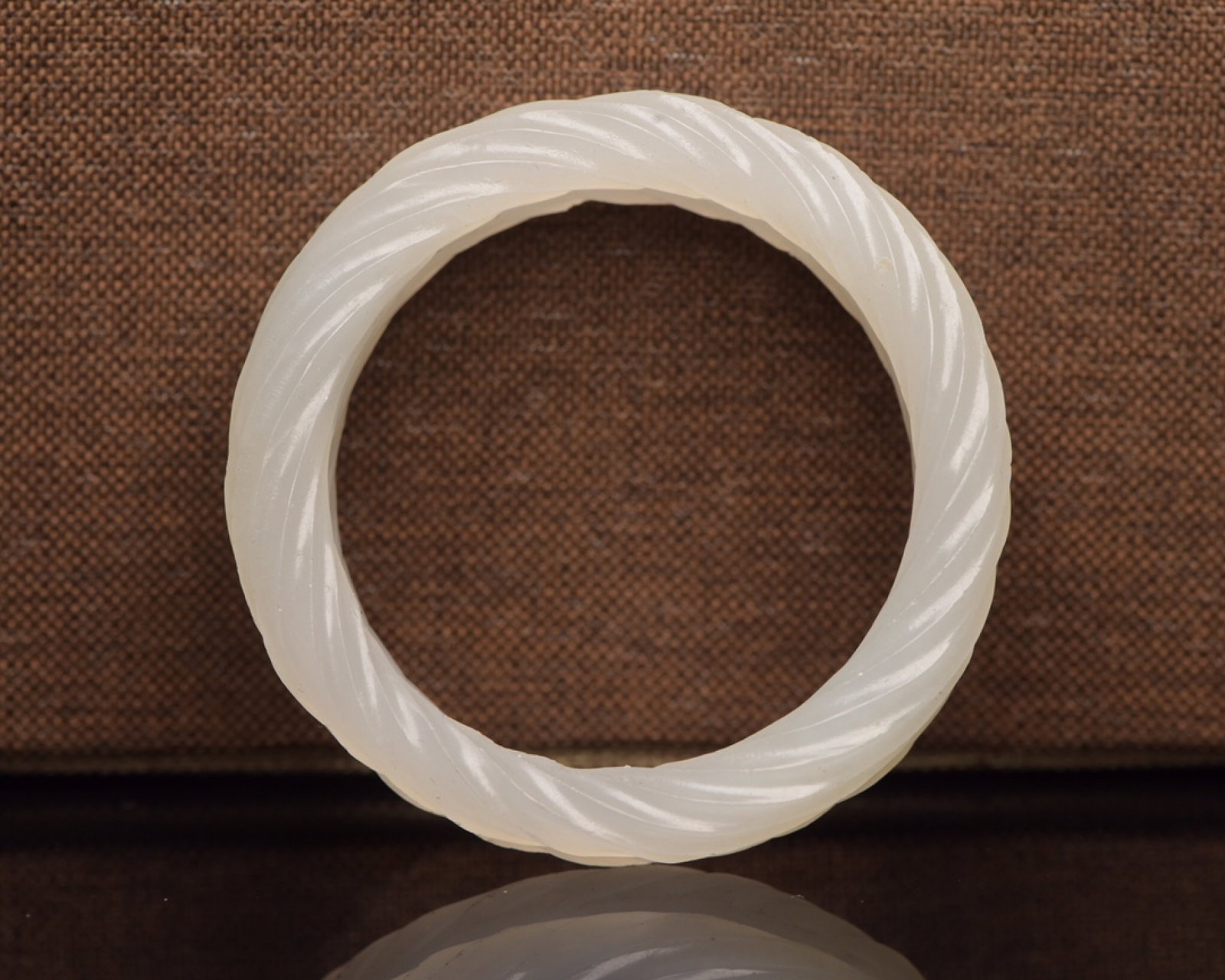 An Exquisite White Jade Ring - 2