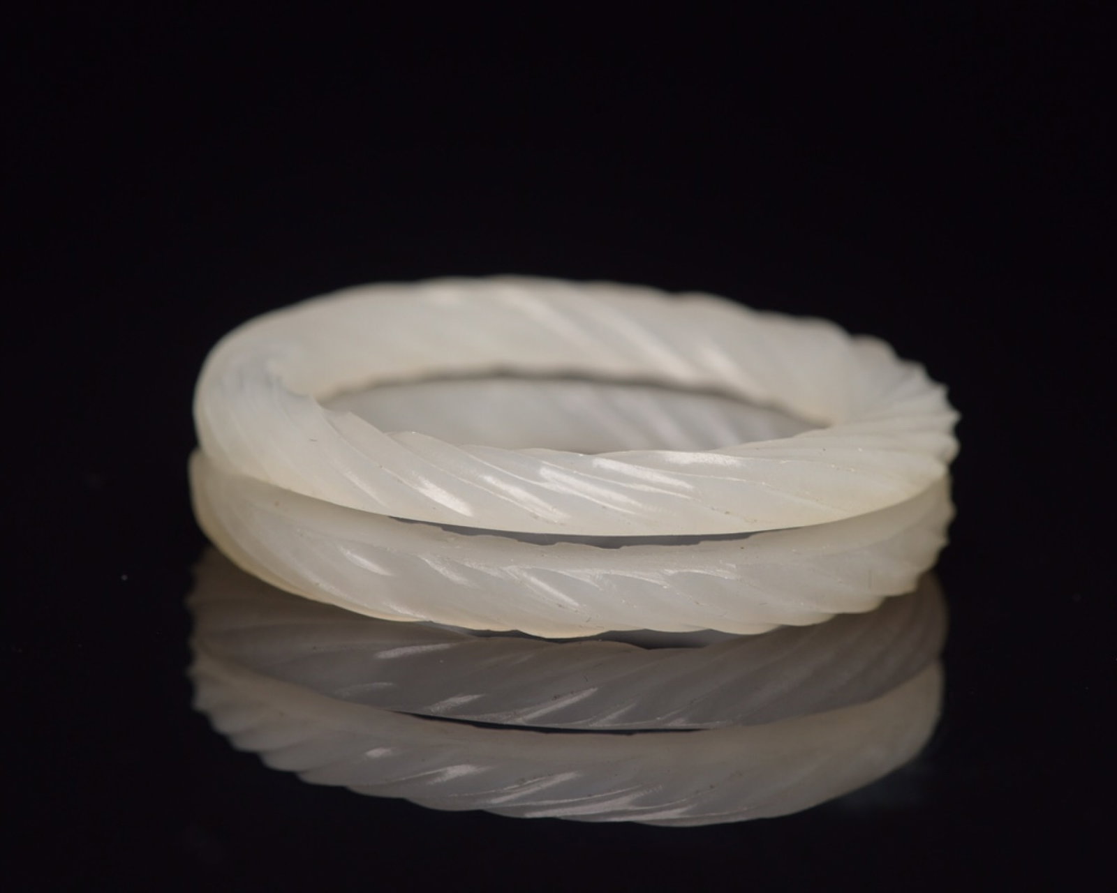 An Exquisite White Jade Ring - 3