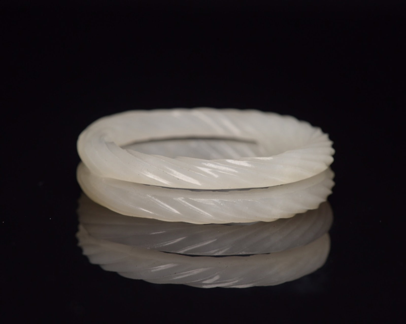 An Exquisite White Jade Ring - 4