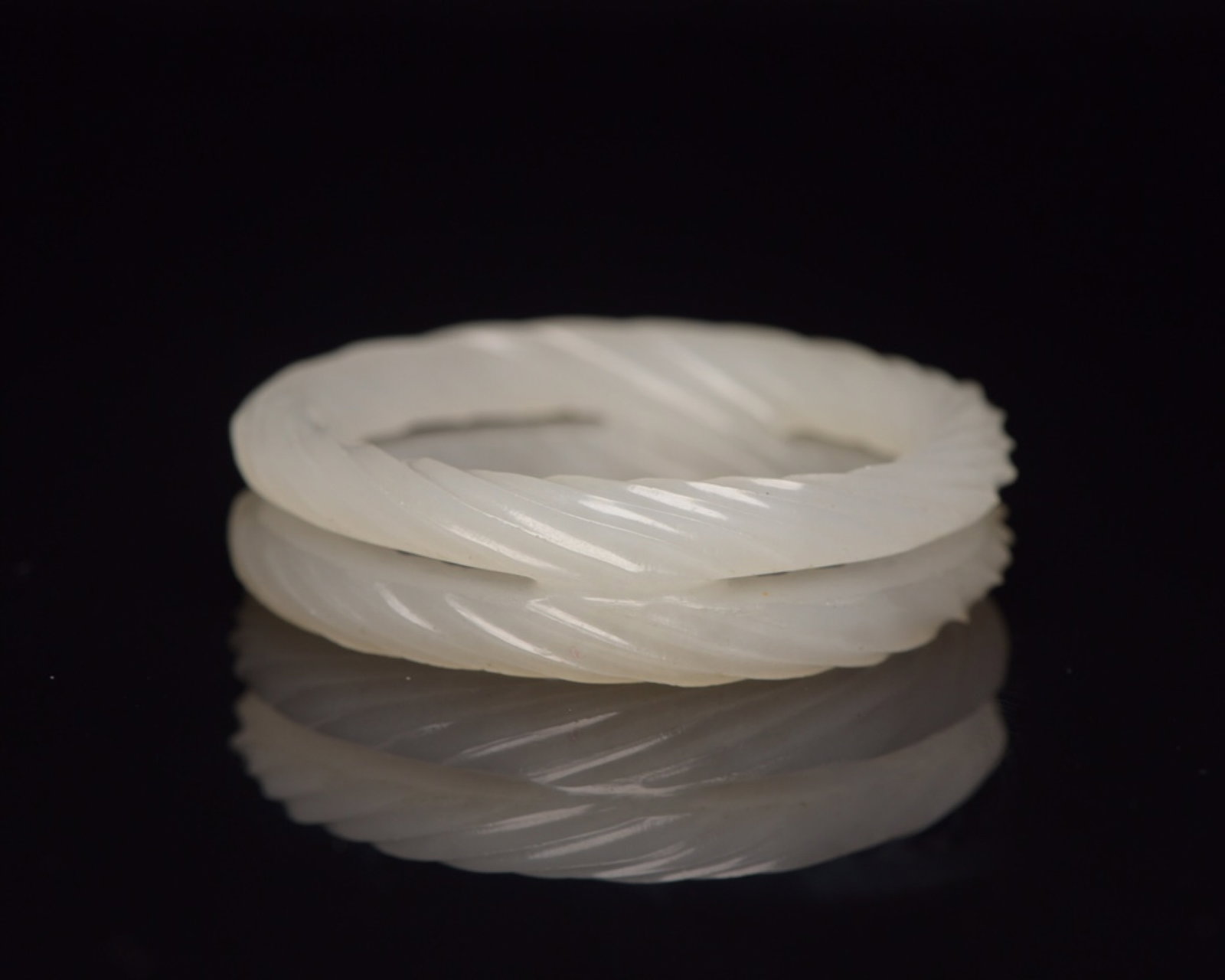 An Exquisite White Jade Ring - 5